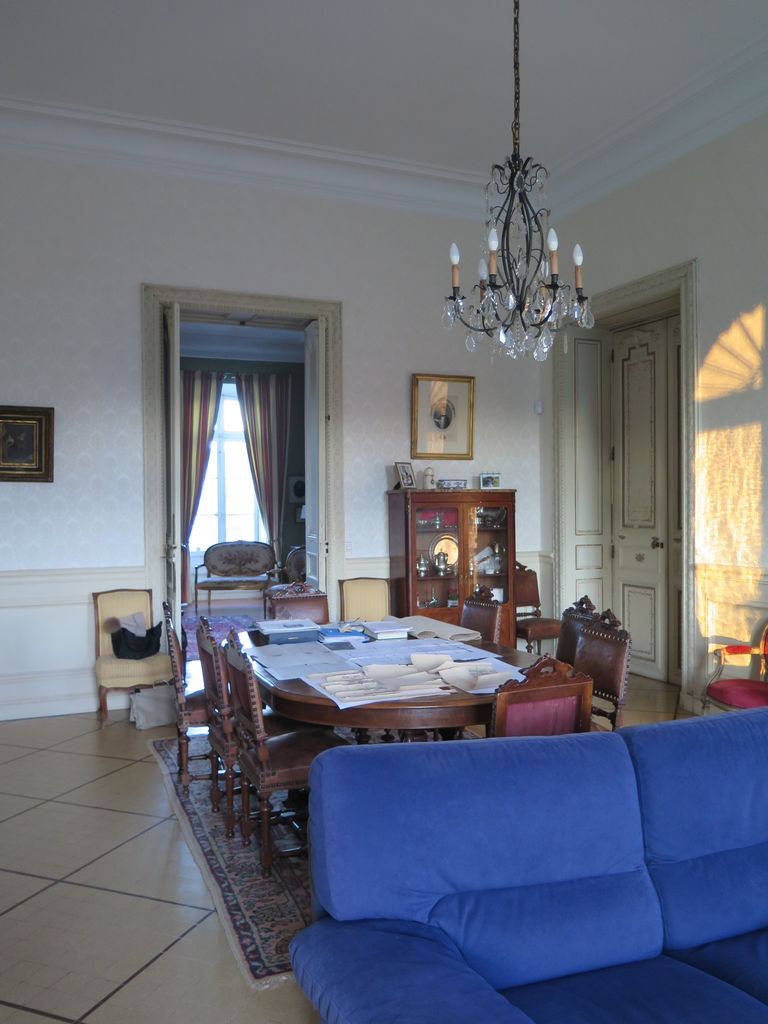 Château. Intérieur. La salle à manger côté ouest.