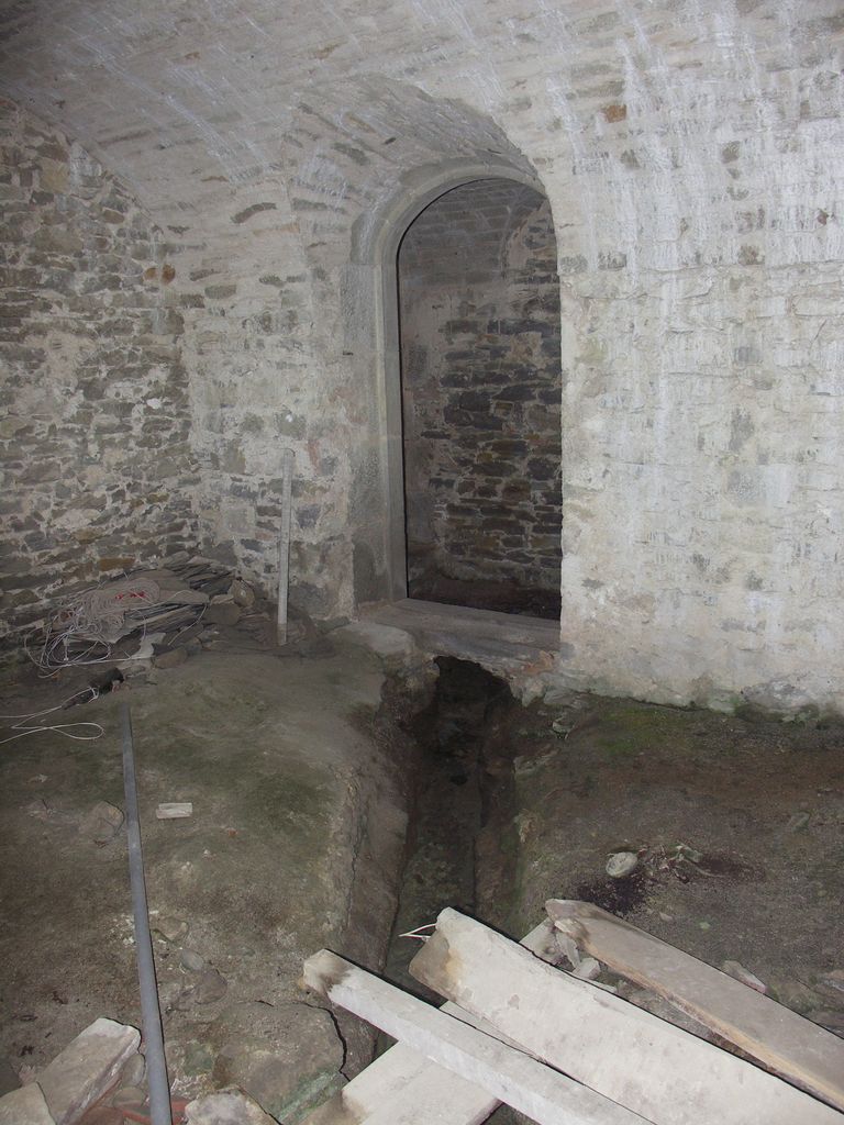 Château. Intérieur. Extrémité ouest. Cave citerne et à l’amenée d’eau de la source.