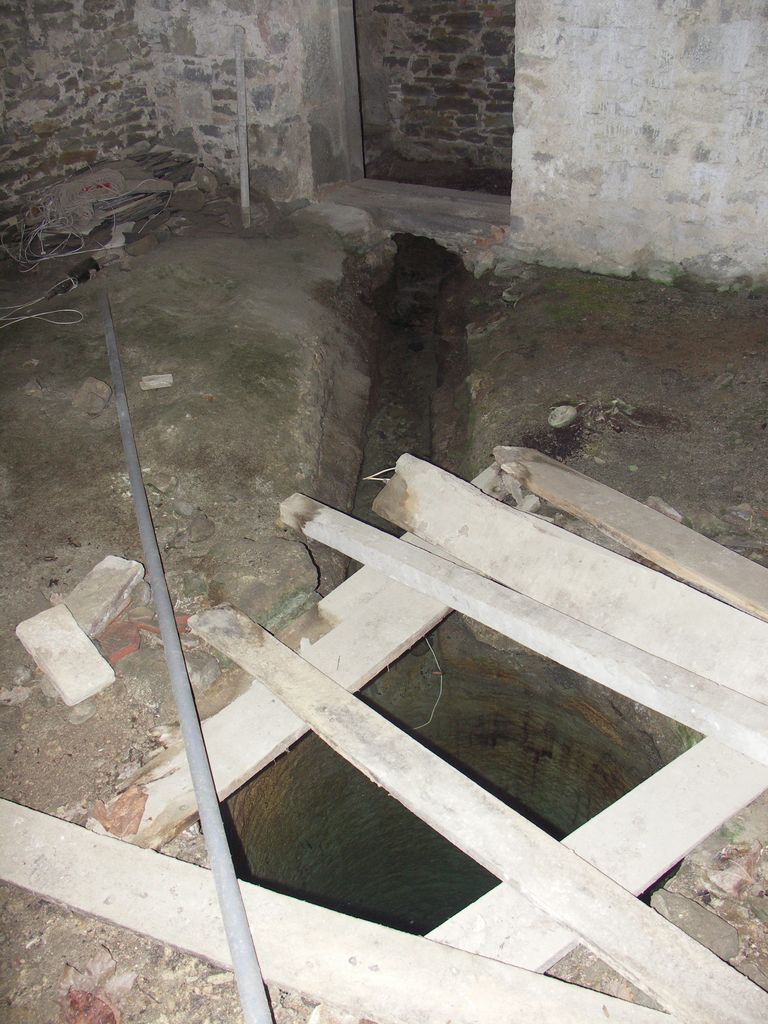 Château. Intérieur. Extrémité ouest. Cave citerne et à l’amenée d’eau de la source.