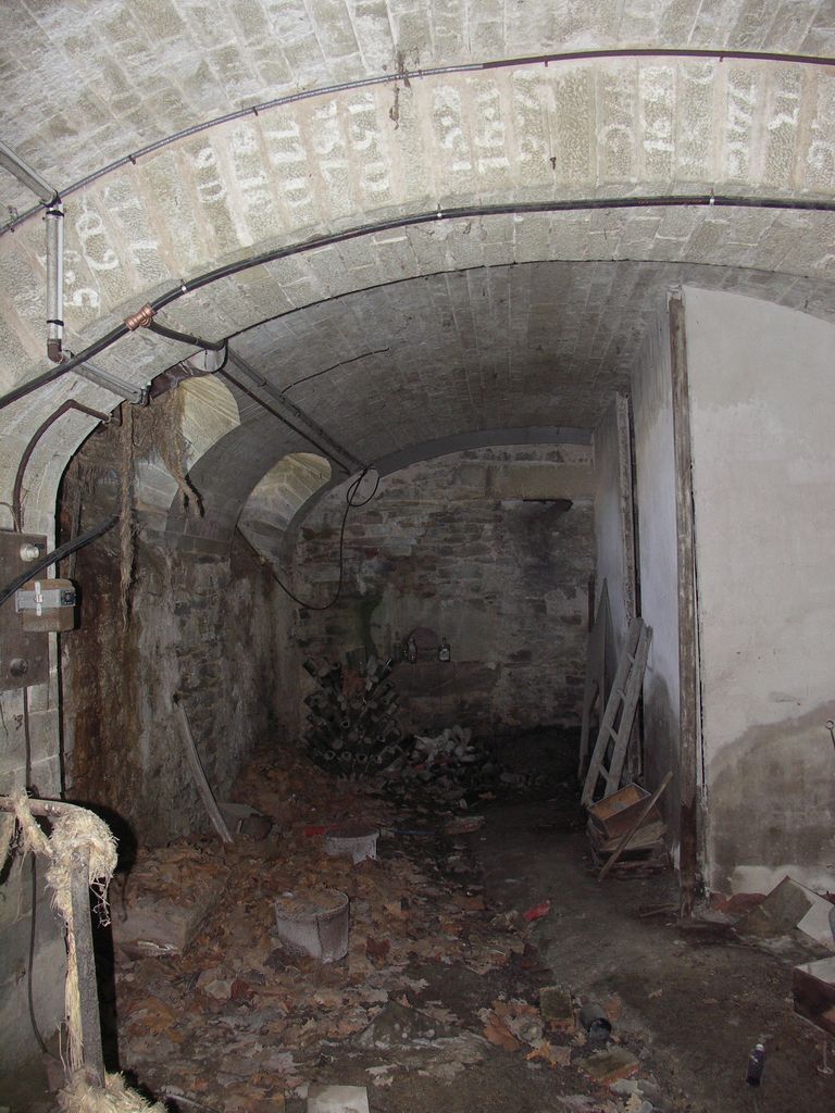 Château. Intérieur. Extrémité ouest. Cave citerne et à l’amenée d’eau de la source.