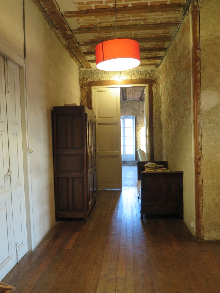 Château. Intérieur. 2e étage. Couloir des chambres. Plafond en voûtes catalanes, décoration non terminée