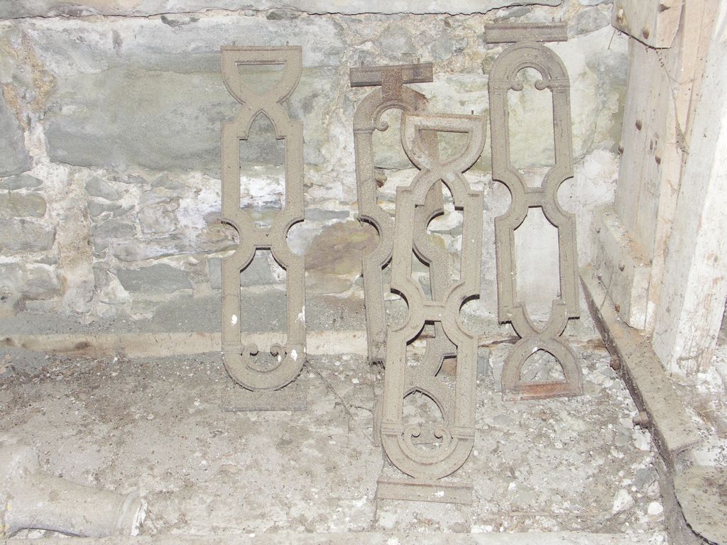 Château. Intérieur. Combles. Vestiges de la balustrade qui sommait la façade.