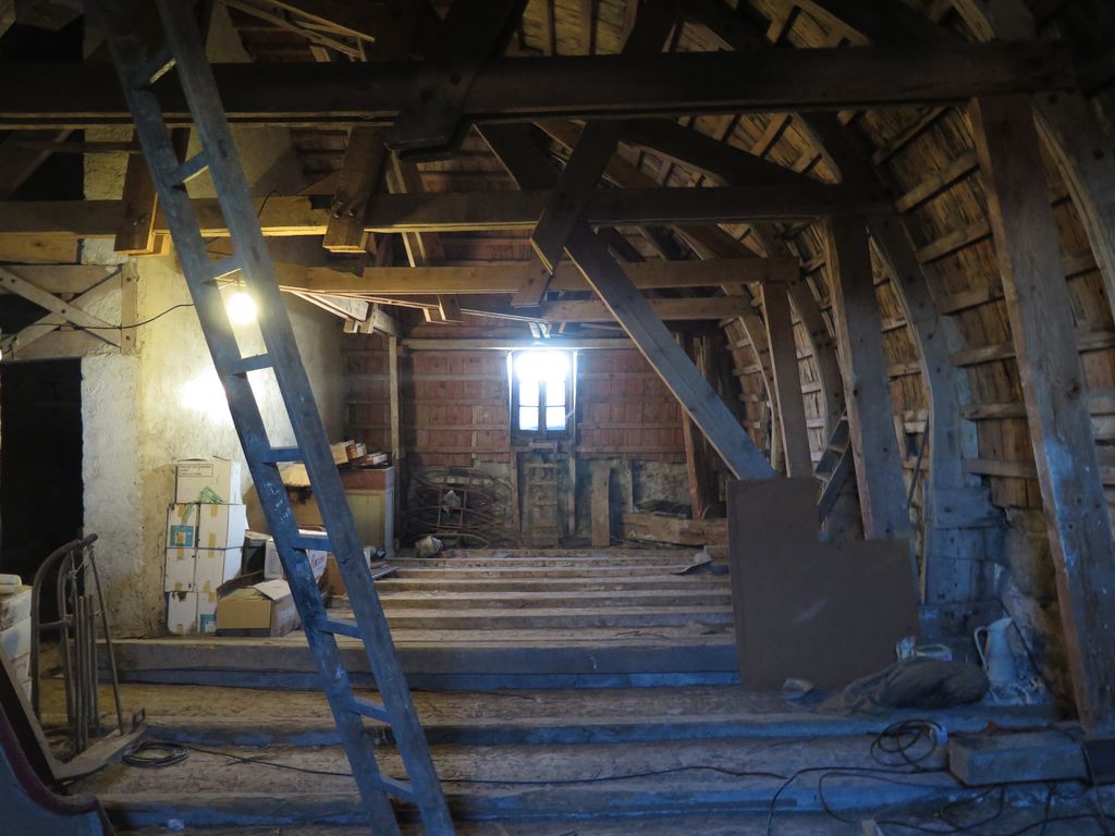 Château. Intérieur. Combles. Charpente de la partie centrale du château