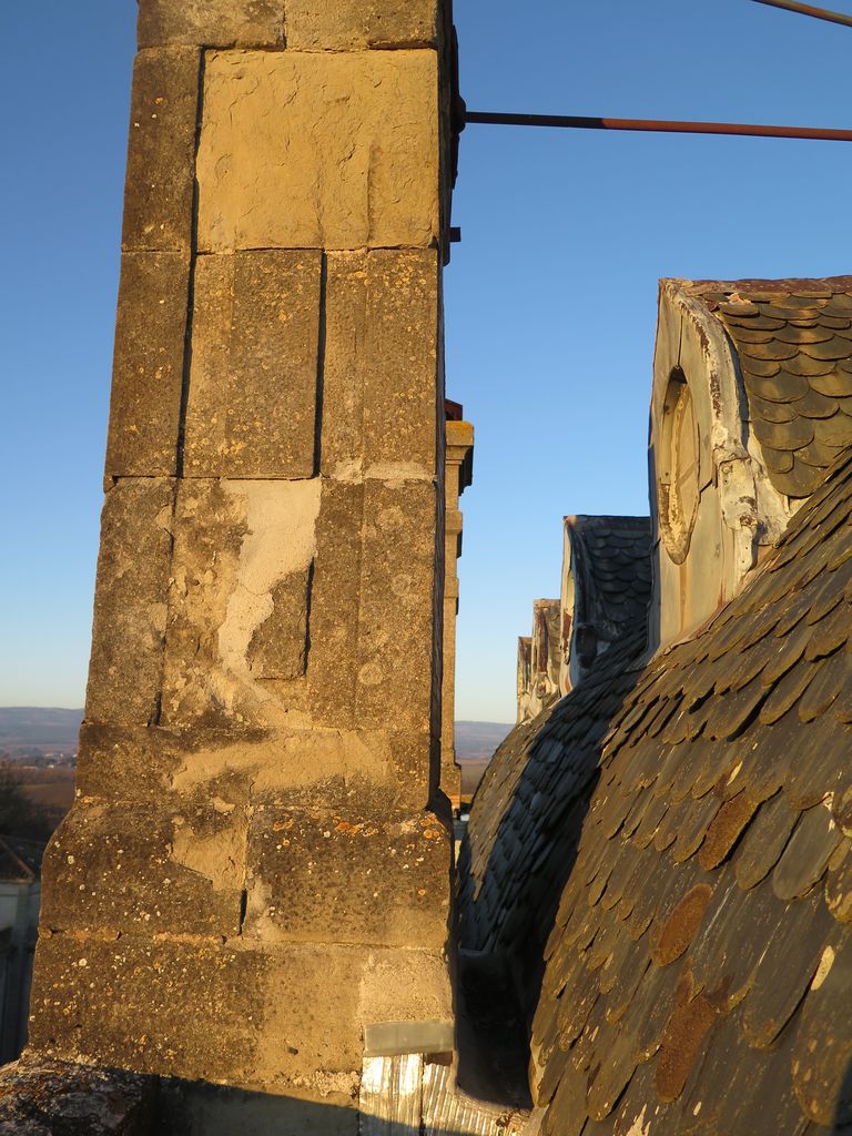 Couvertures. Fausses lucarnes et cheminées