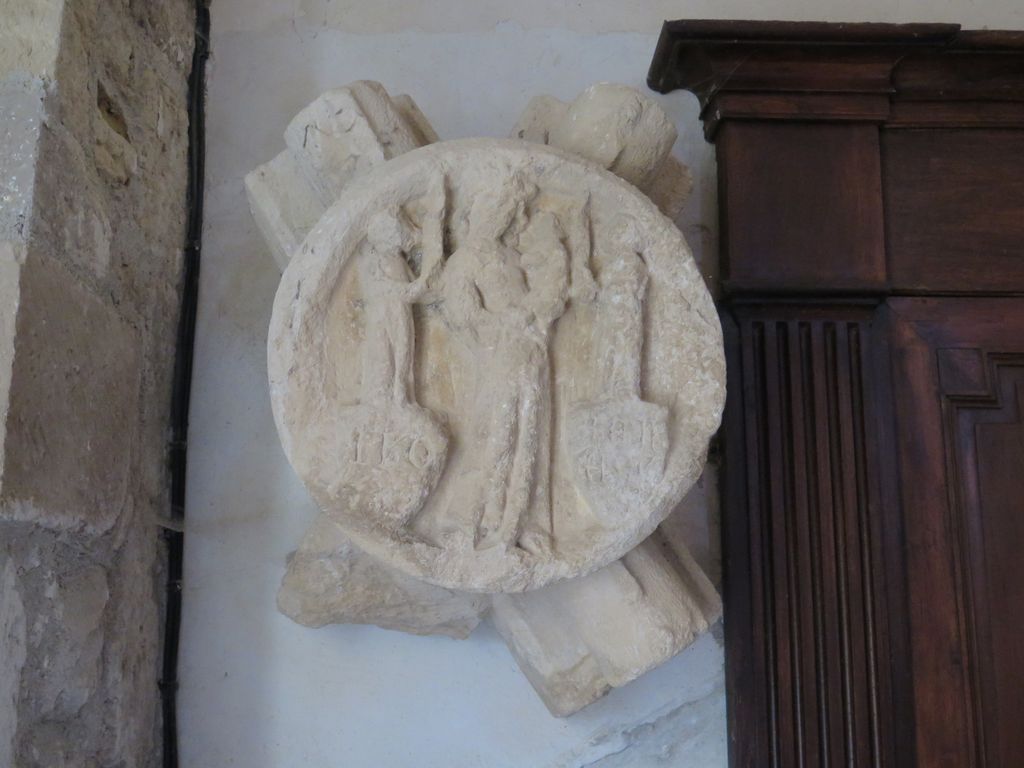 Clef de voûte de la voûte de l'ancienne chapelle : Vierge à l'Enfant entre deux anges