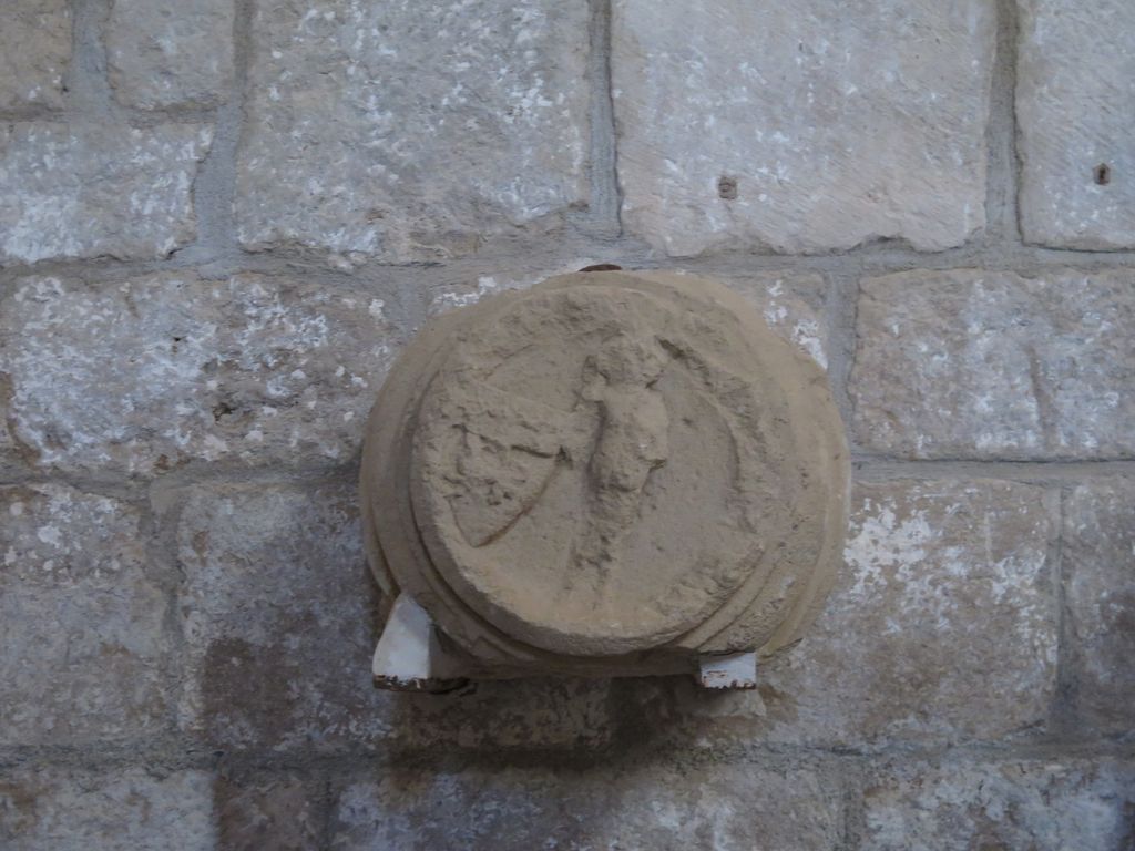 Clef de voûte de la voûte de l'ancienne chapelle déposée  : un homme d'armes avec des armoiries