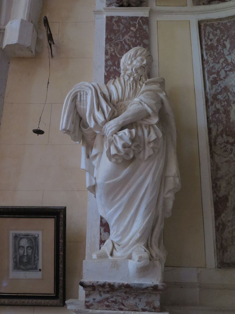 chapelle de la Piéta : statue de Nicodème portant un linceul