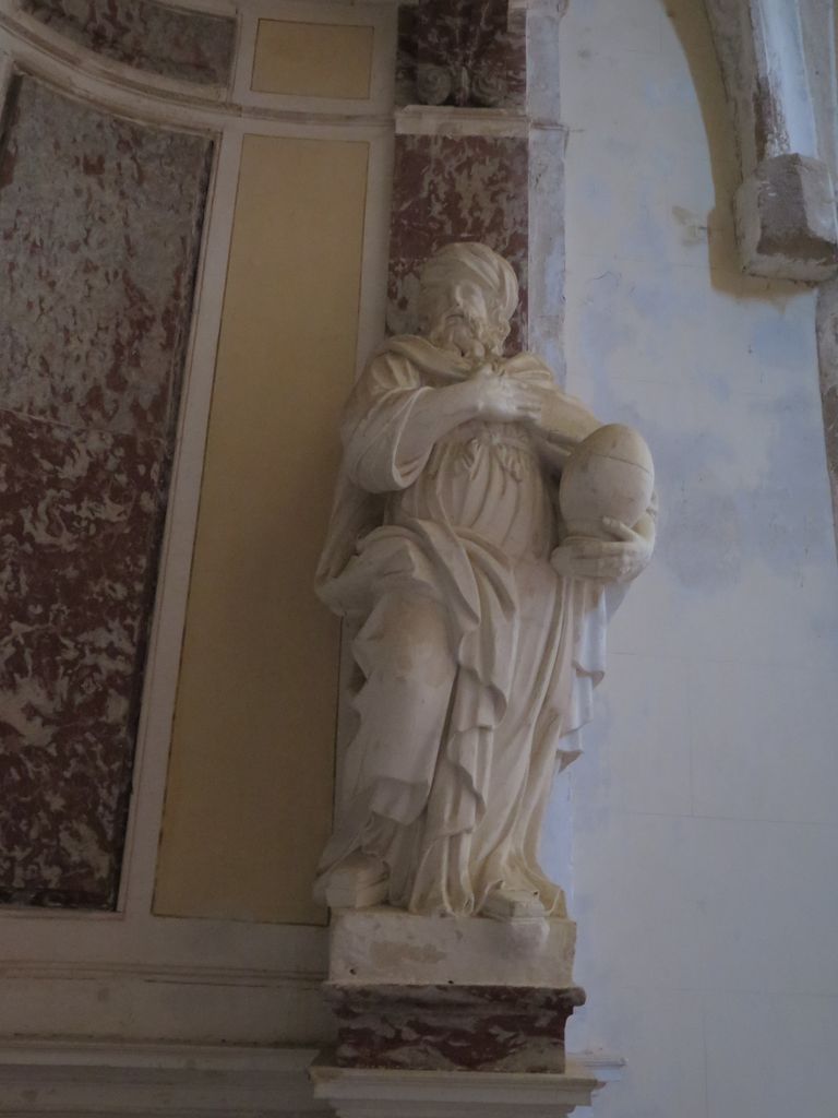 chapelle de la Piéta : statue de Joseph d'Arimathie portant un vase à parfum