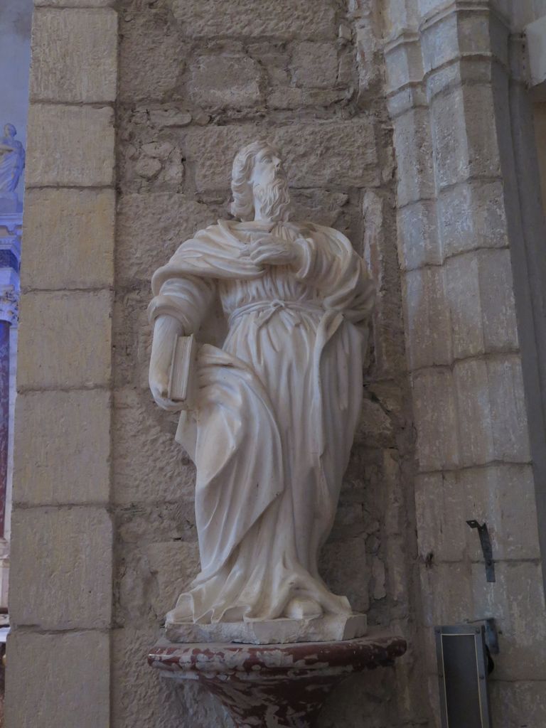 chapelle de la Piéta : statue d'un homme barbu portant un livre