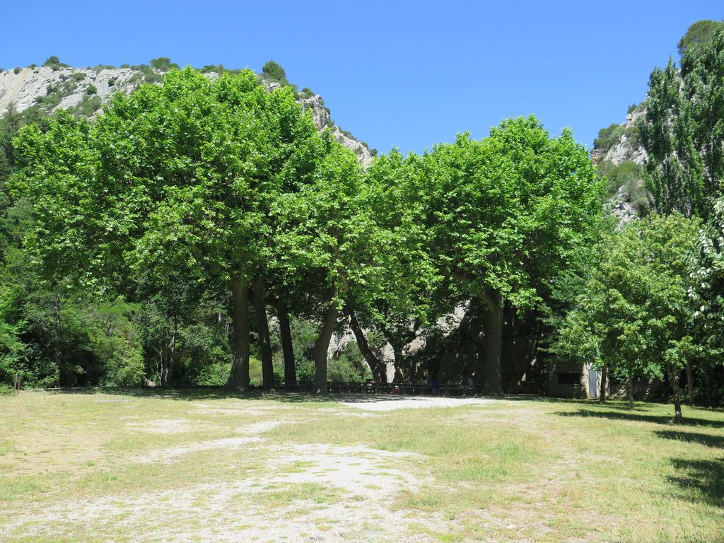 Esplanade devant la source