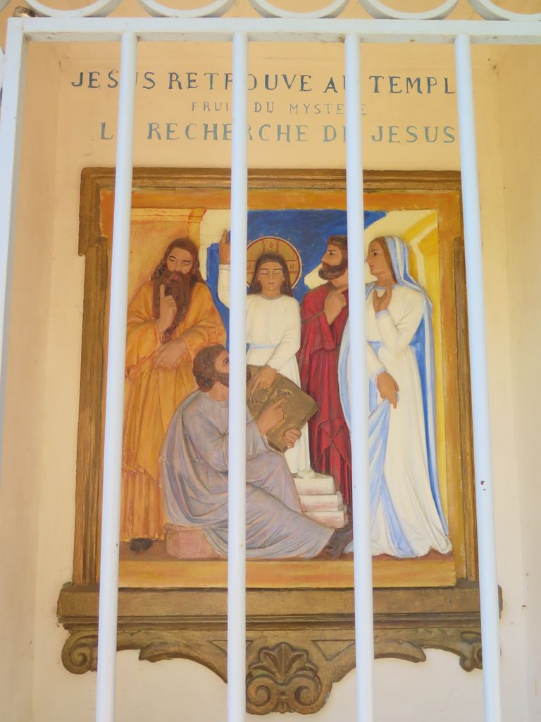 Oratoire du chemin du Rosaire. Vue intérieure : Jésus au temple