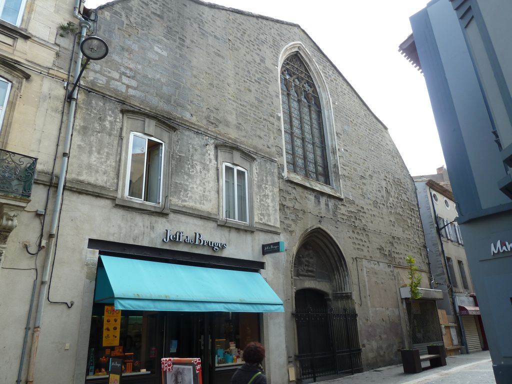 Façade occidentale. La partie nord est occupée par une boutique et un appartement.