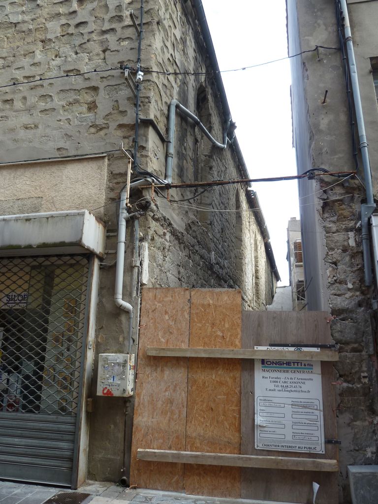 Façade sud. Une partie de l'ancienne ruelle des Carmes, réapparue en 2011 après la démolition d'une boutique.