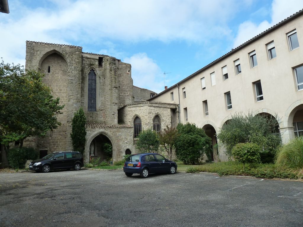 Le chevet après dégagement (travaux 1987-1991), suite au rachat par l’évêché et aile du cloître.