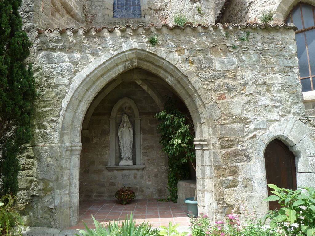 Petite chapelle de la Vierge  construite contre l’abside