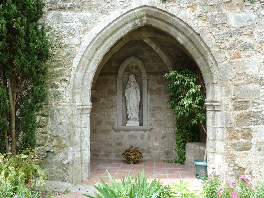 Petite chapelle de la Vierge  construite contre l’abside