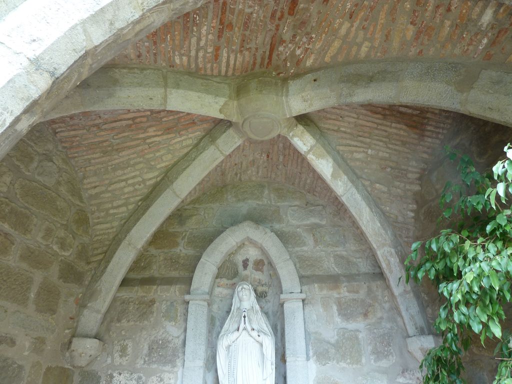 Petite chapelle de la Vierge  construite contre l’abside