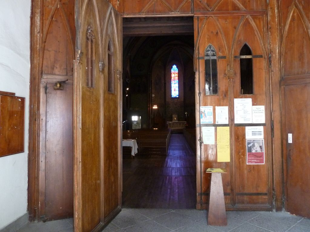 Entrée de l’église côté occidental 