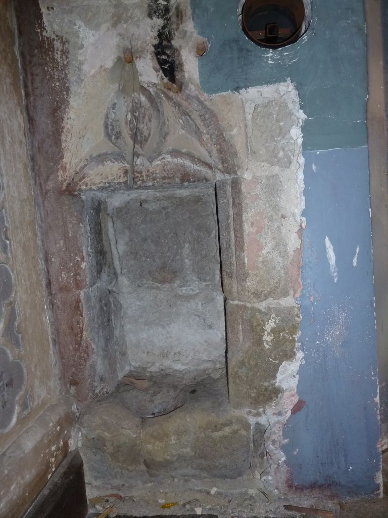 2e chapelle Nord. Chapelle du Curé d’Ars et des défunts. Lavabo, arc en accolade