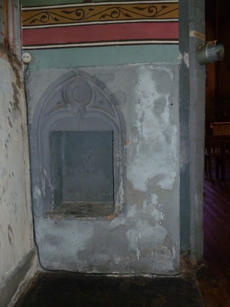 3e chapelle Nord. Chapelle du Sacré-Cœur. Lavabo, arc en accolade