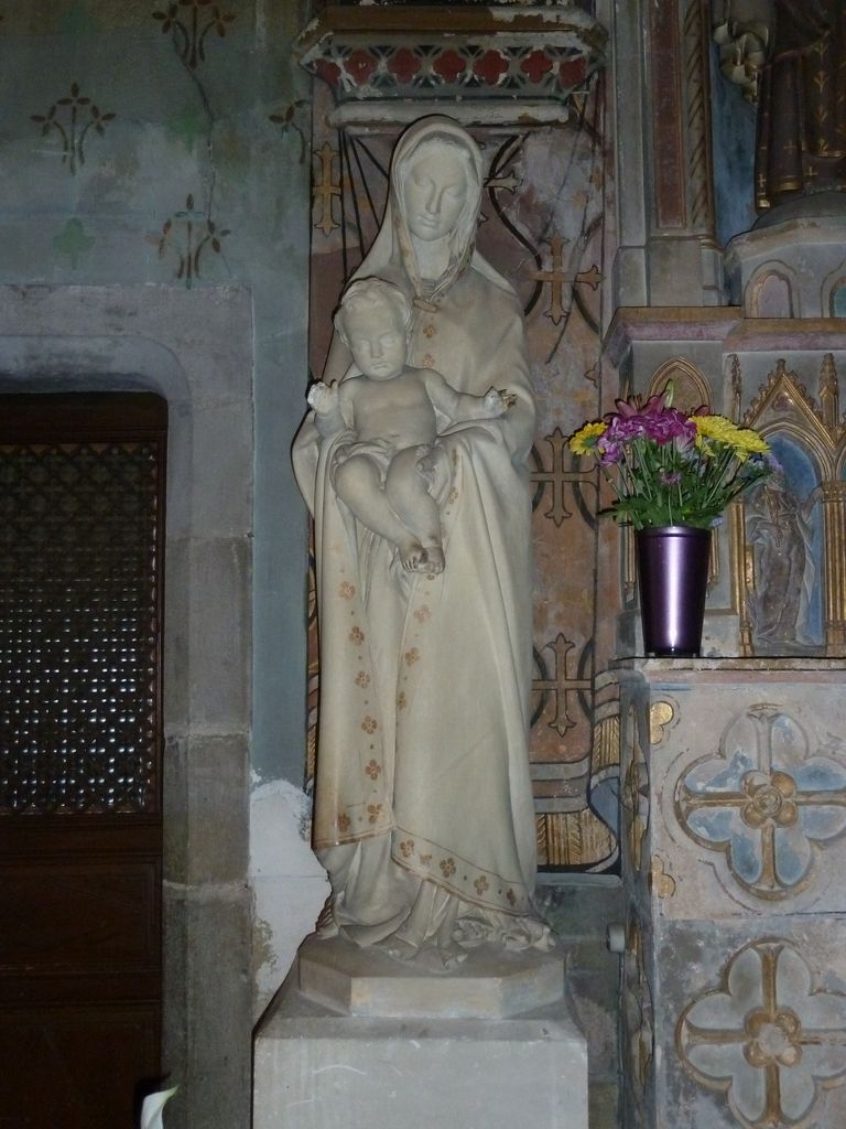 6e chapelle sud. Chapelle Saint-Jean de la Croix. Vierge à l’enfant en marbre provenant  de l’ancien évêché