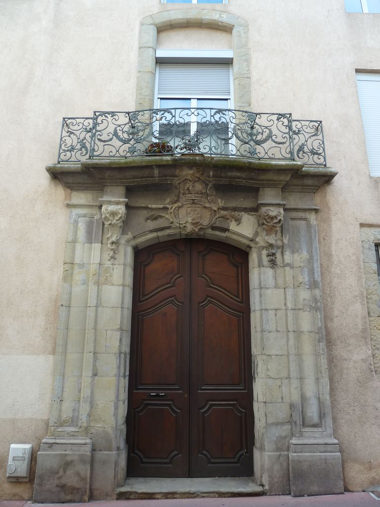 Anciens bâtiments conventuels. Actuellement évêché. Rue de la Liberté. Porte XVIIIe