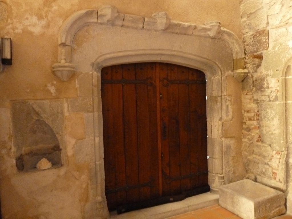 Anciens bâtiments conventuels. Actuellement évêché. Rue de la Liberté. Porte donnant accès depuis le couvent à la chapelle du Saint-Sacrement 