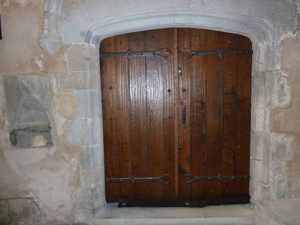 Anciens bâtiments conventuels. Actuellement évêché. Rue de la Liberté. Porte donnant accès depuis le couvent à la chapelle du Saint-Sacrement 