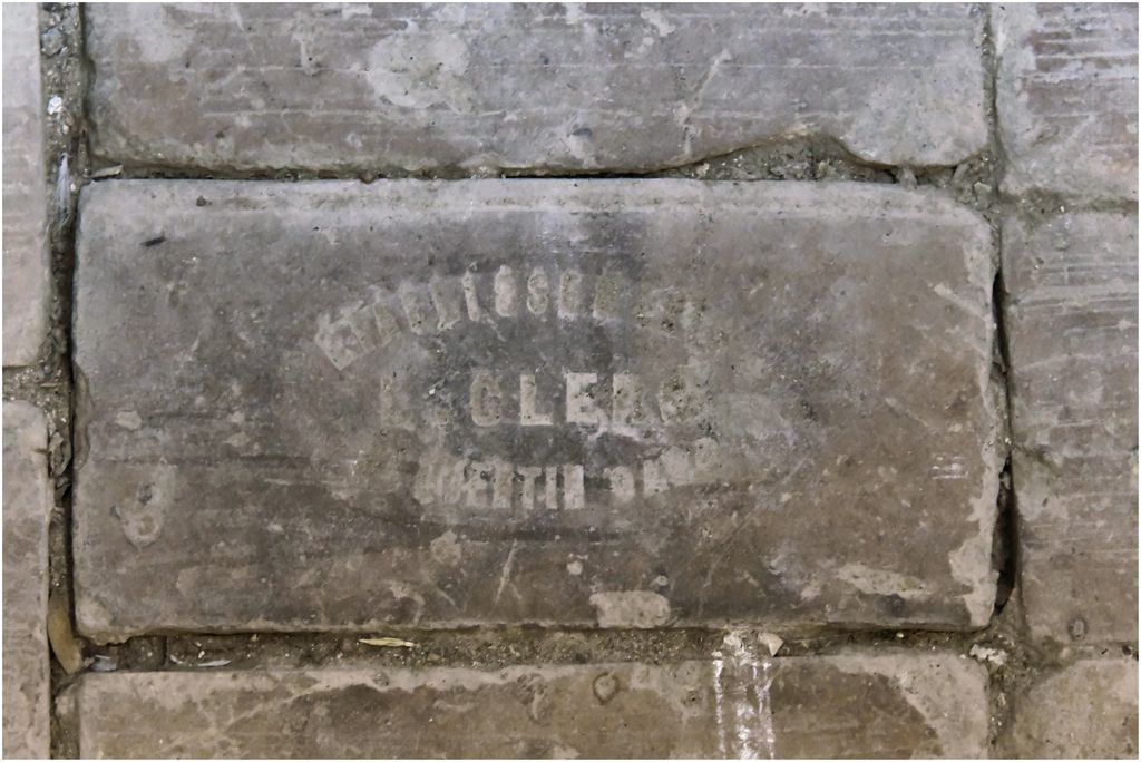 Brique, inscription L. CLERC