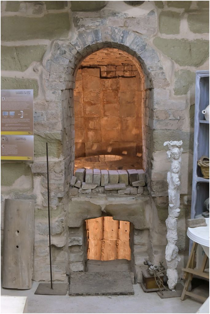 Pièce en rez-de-chaussée. Accès aux niveaux 2 et 3 du four circulaire