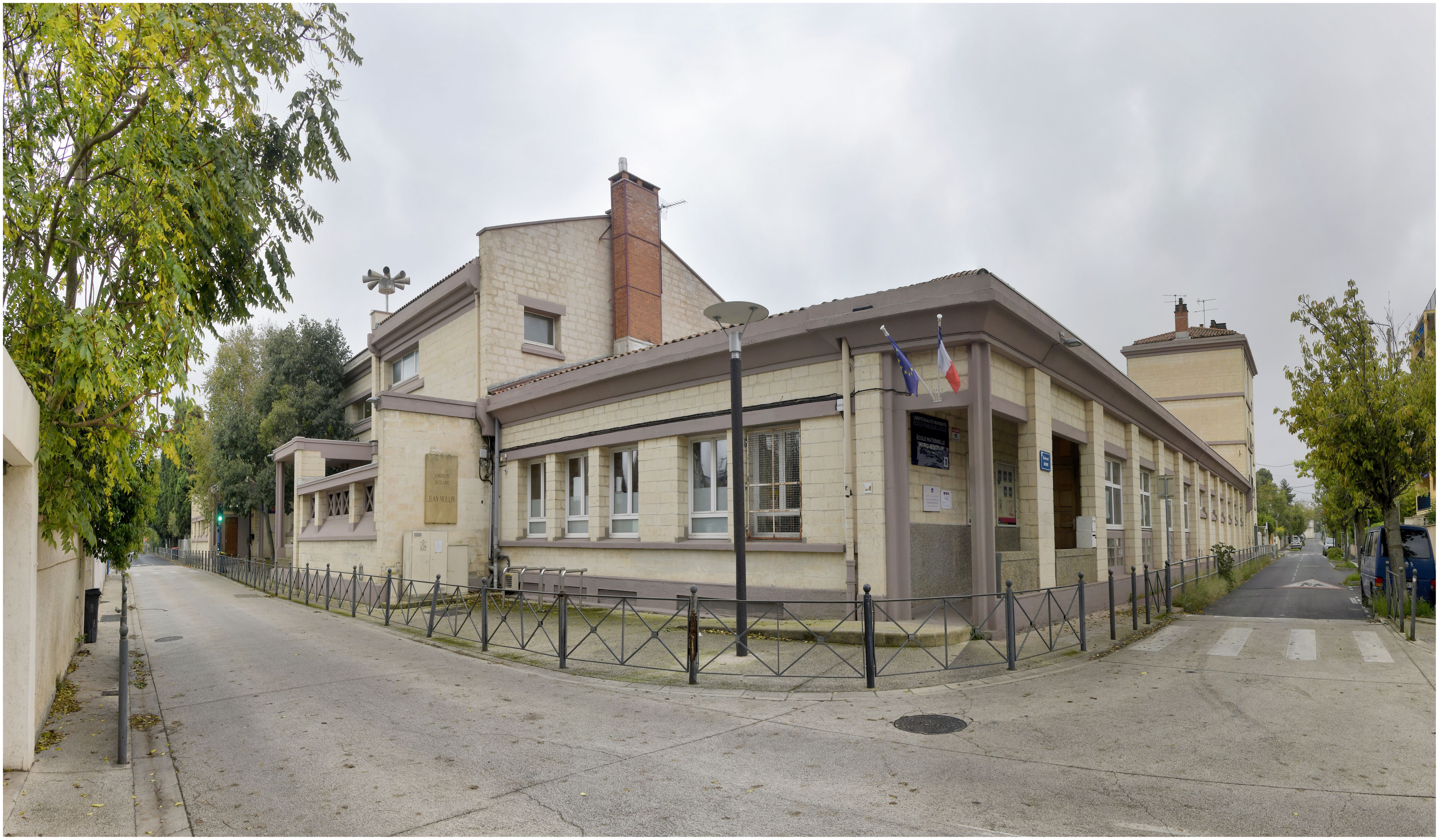 Vue d’ensemble du groupe scolaire : à droite l’école maternelle, à gauche l’école élémentaire