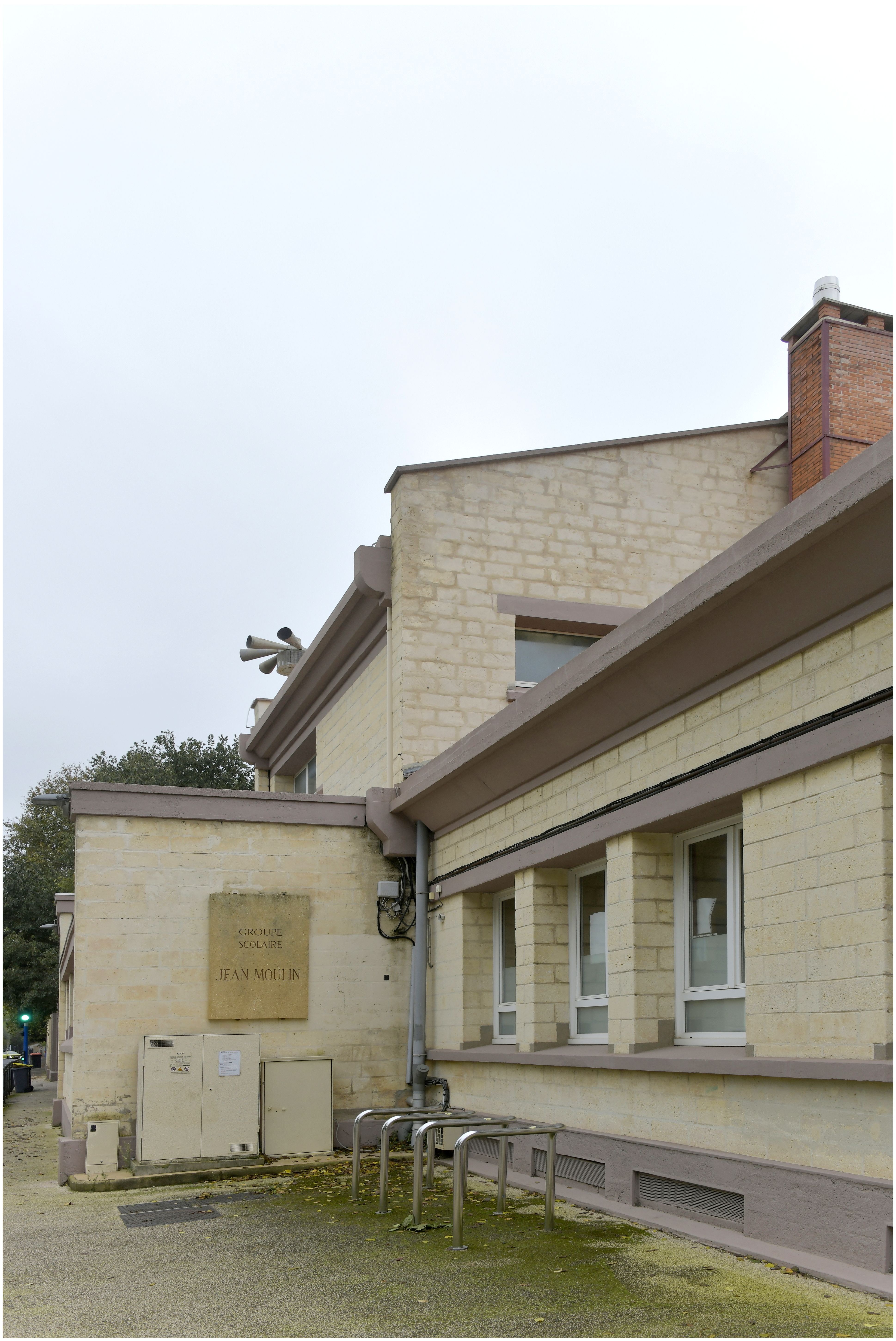 Façade latérale de l’école maternelle sur le bd Mounié