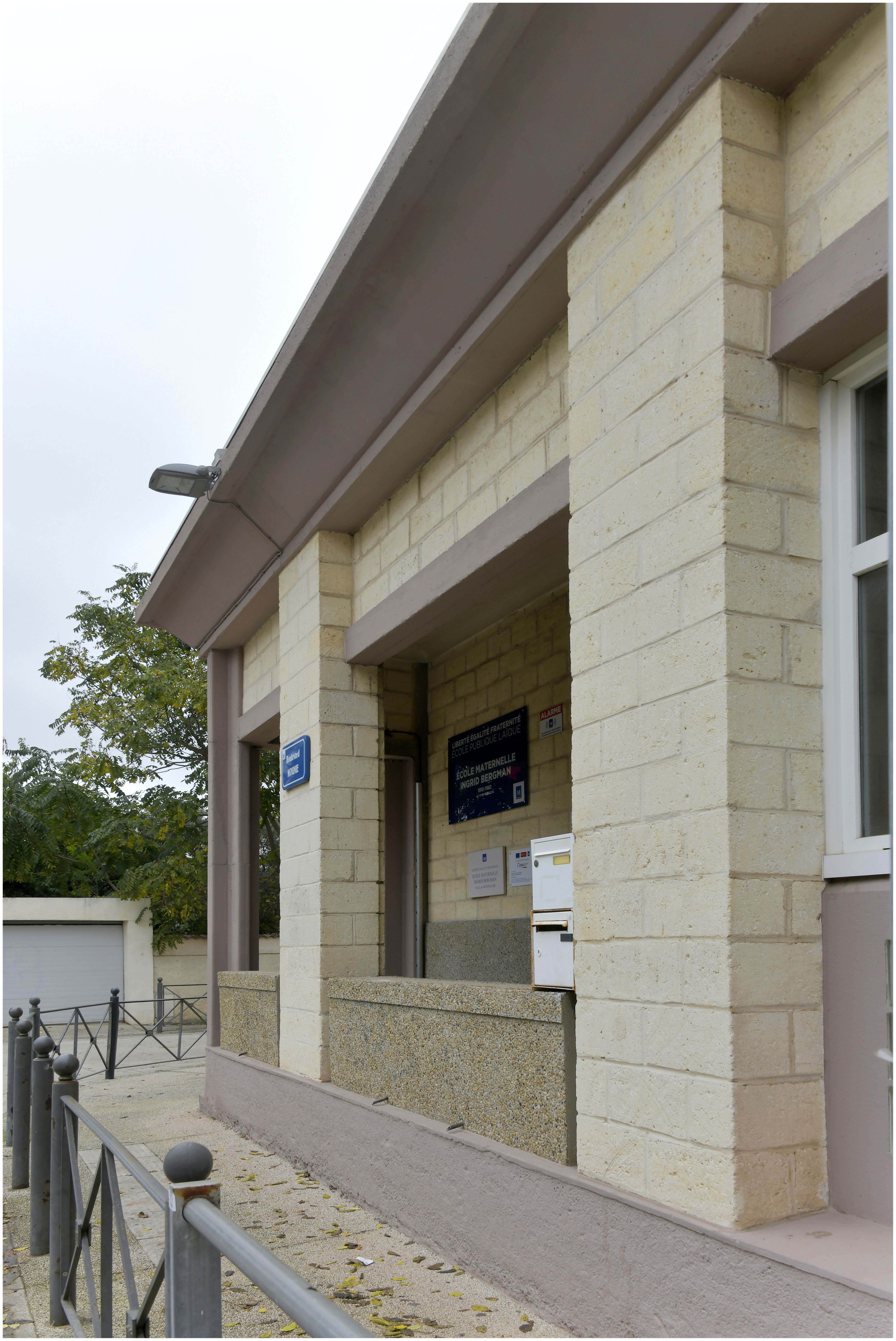 Façade latérale de l’école maternelle sur le bd Mounié. Détail des jardinières.
