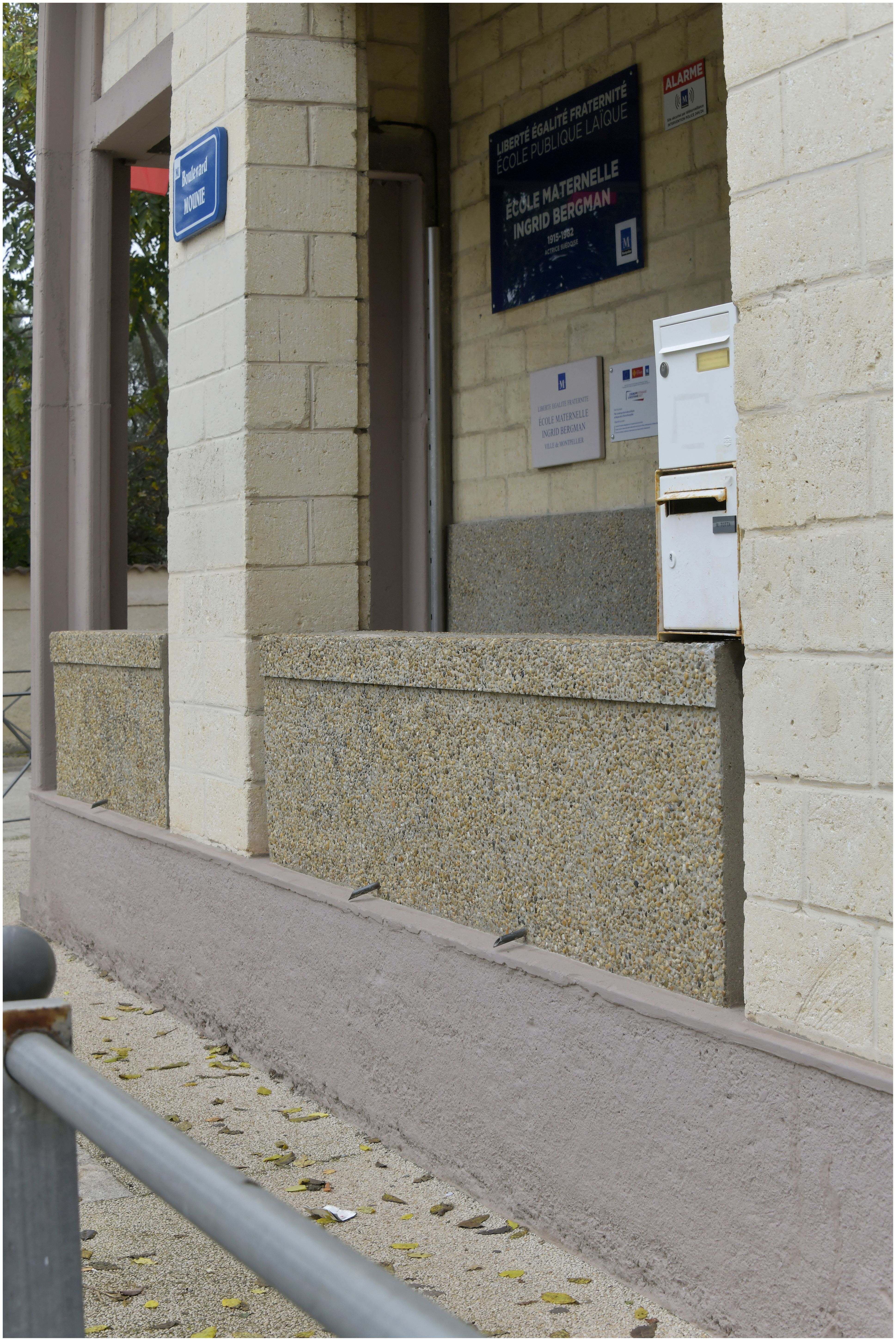 Façade latérale de l’école maternelle sur le bd Mounié. Couloir des classes