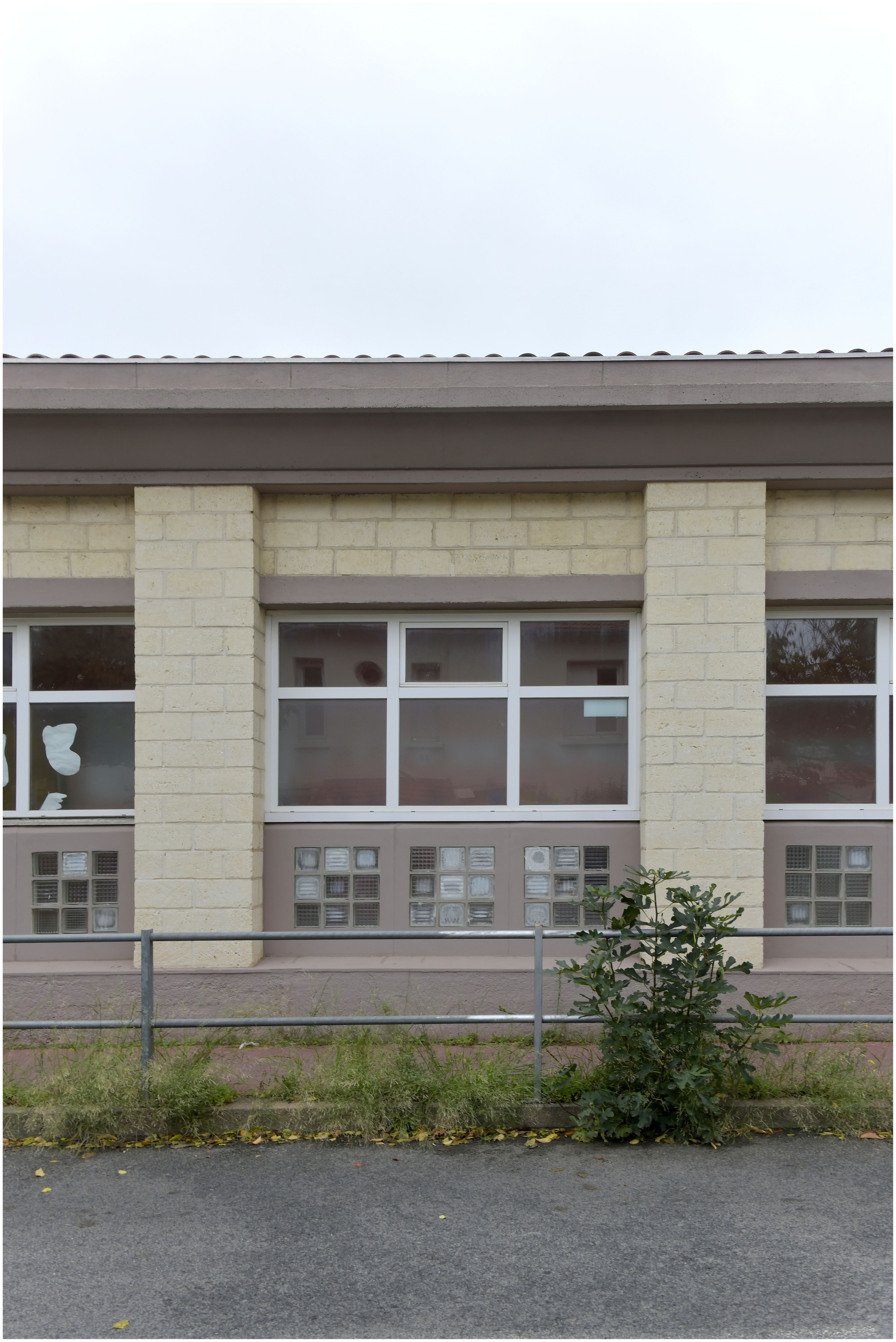 Façade latérale de l’école maternelle sur le bd Mounié. Détail des descentes d’eau