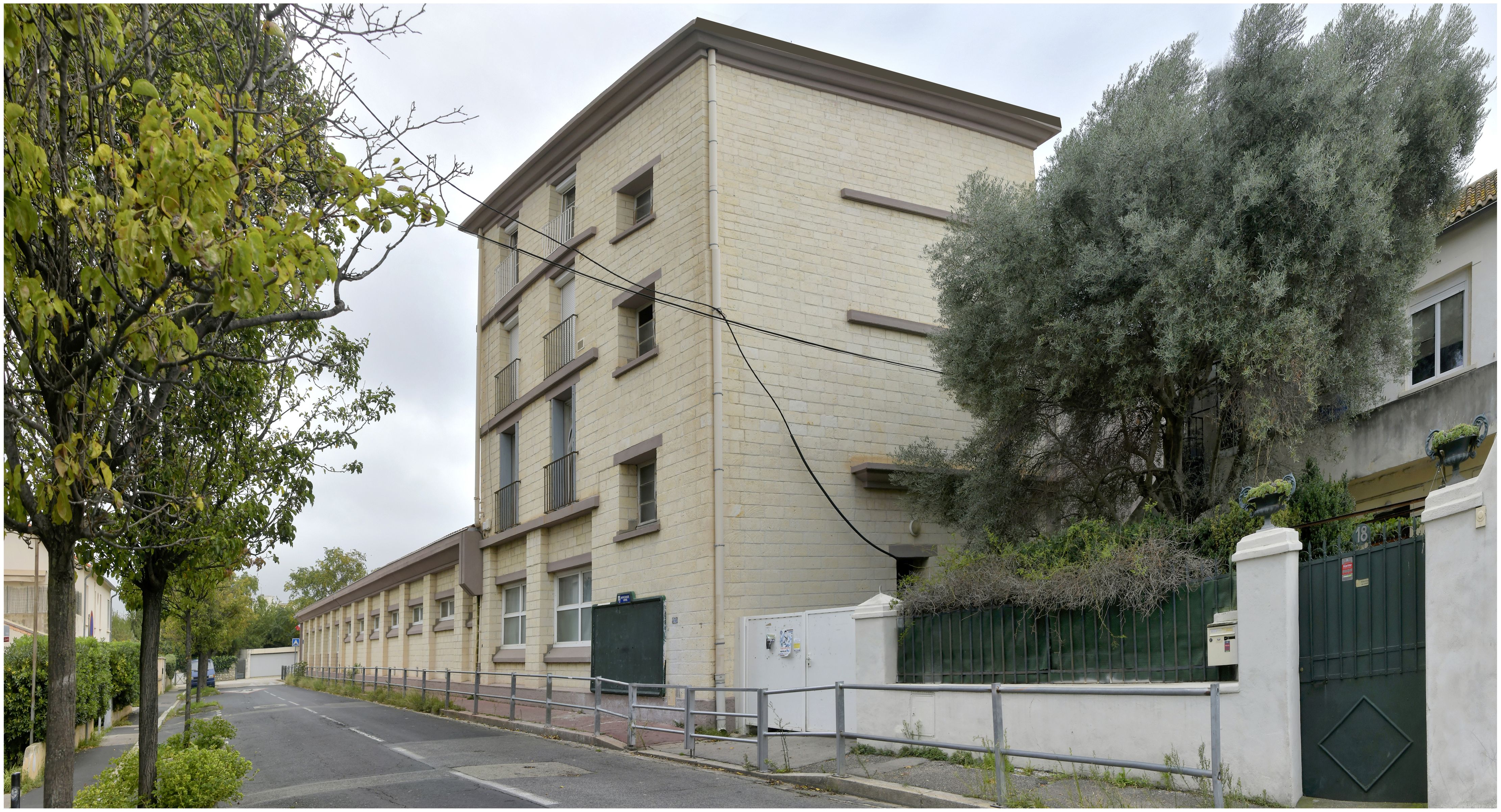 Façade latérale de l’école maternelle sur le bd Mounié. Au 1er plan, le bâtiment des logements.