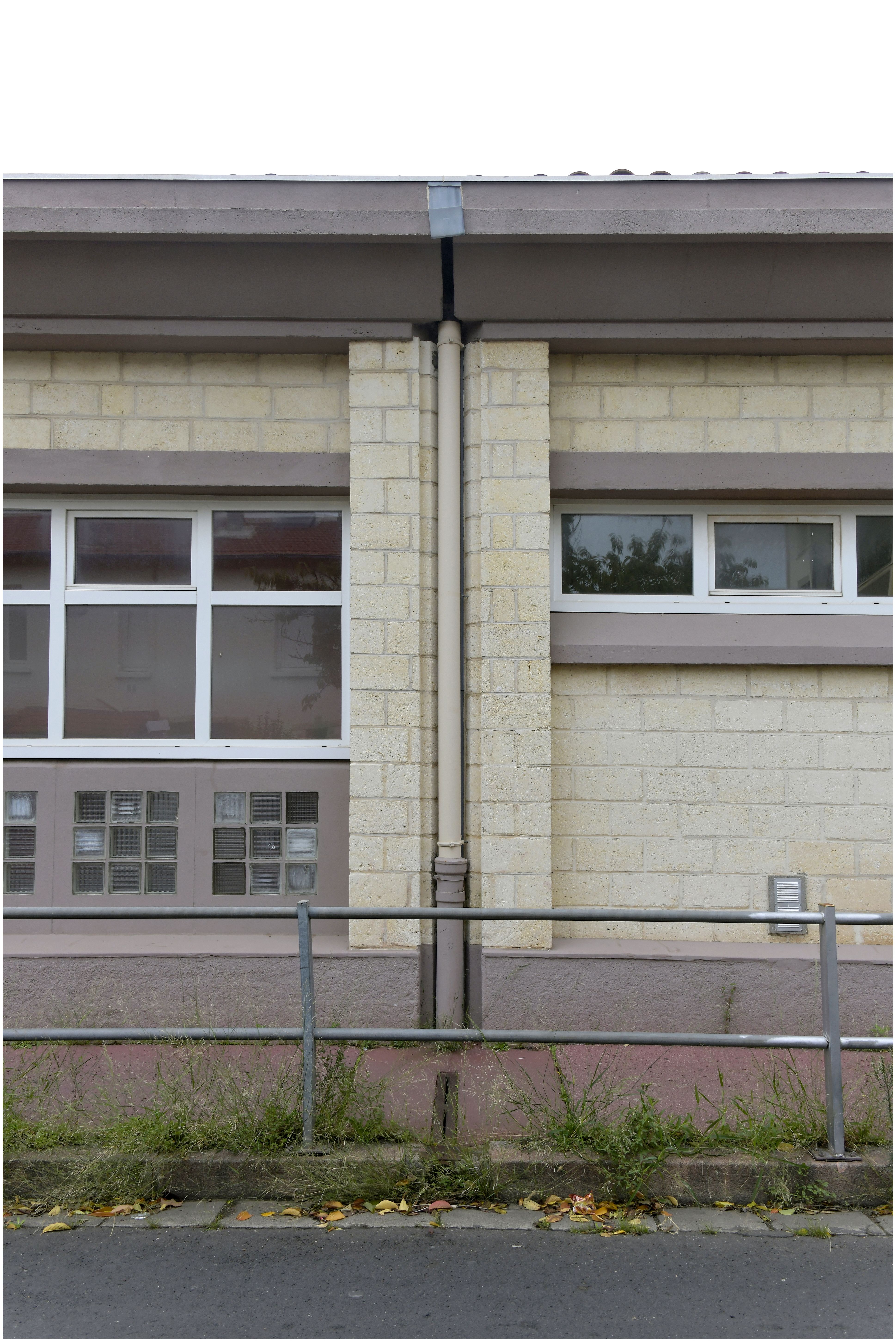 Façade latérale de l’école maternelle sur le bd Mounié. Détail des descentes d’eau