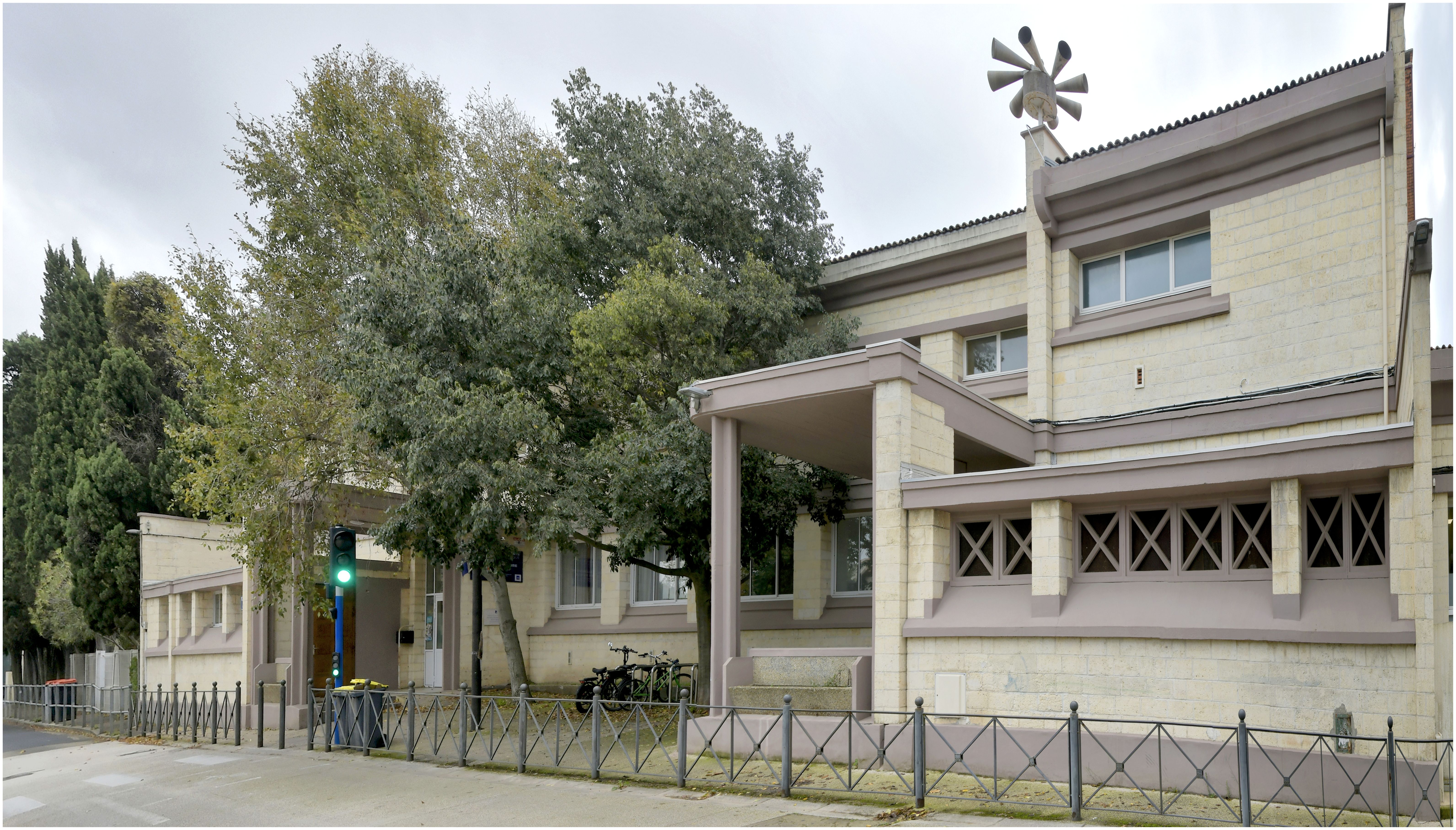 Façade sur l’avenue des sports. Entrée de l’école élémentaire
