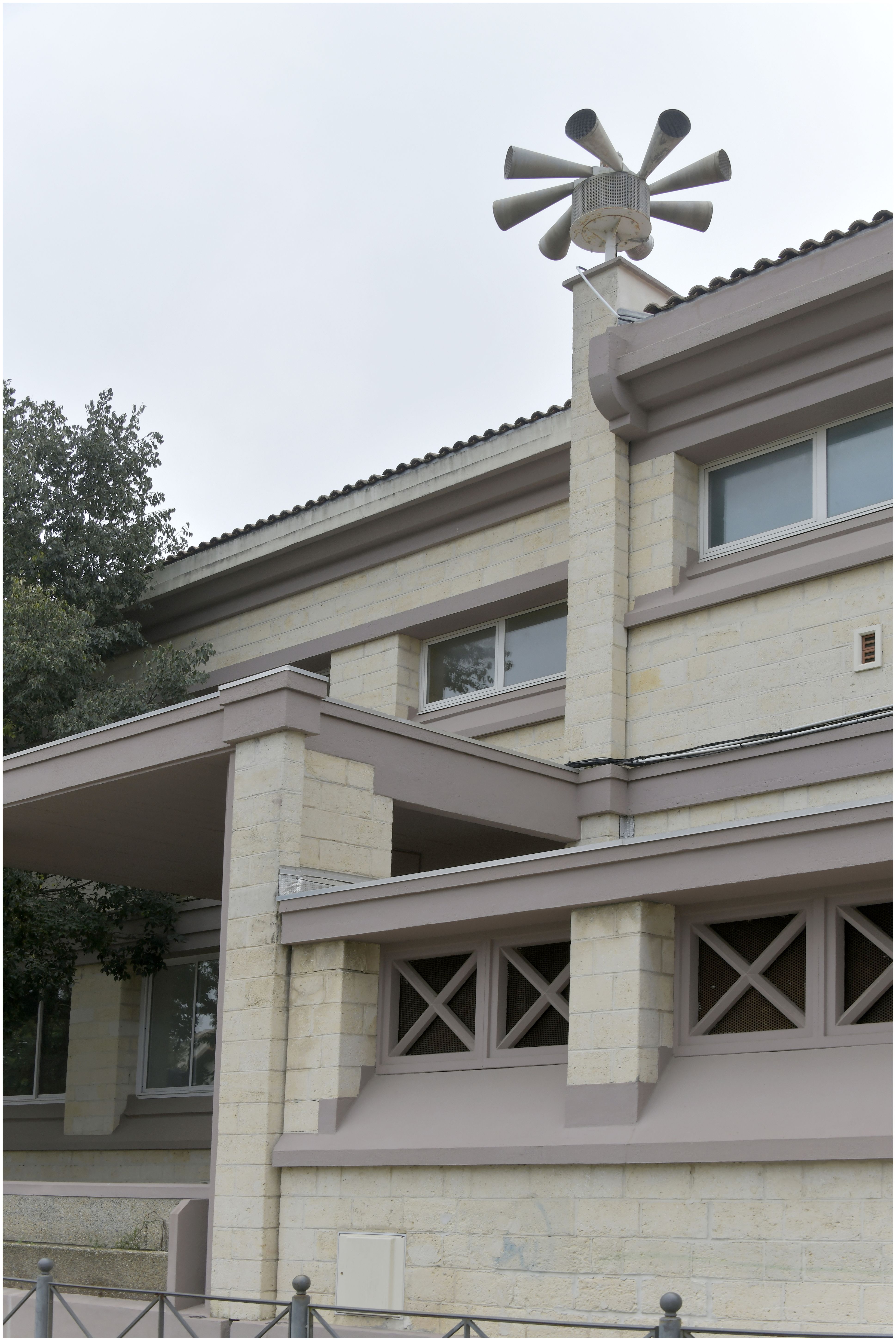 Façade sur l’avenue des sports. Entrée de l’école élémentaire