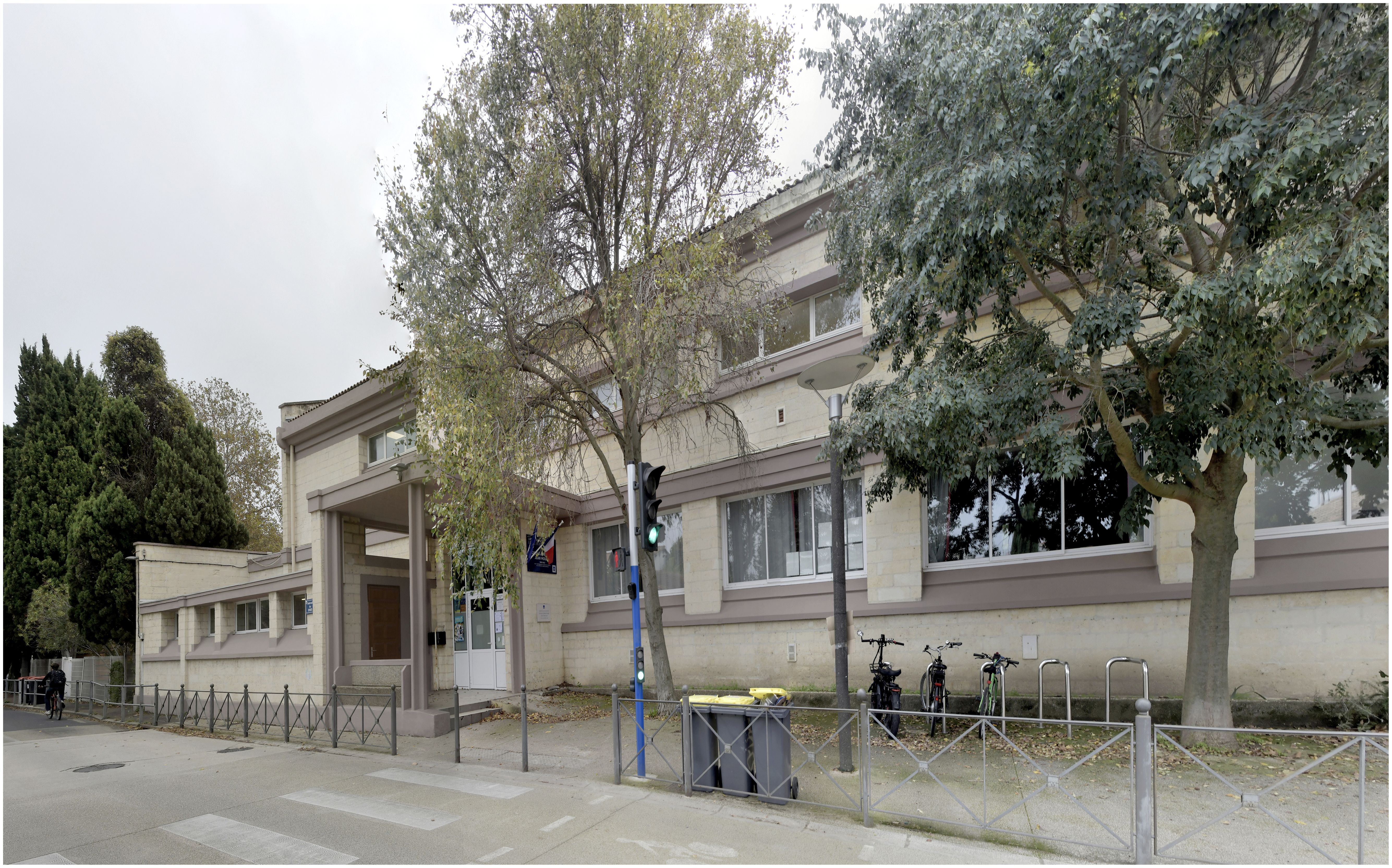 Façade sur l’avenue des sports. Entrée de l’école élémentaire