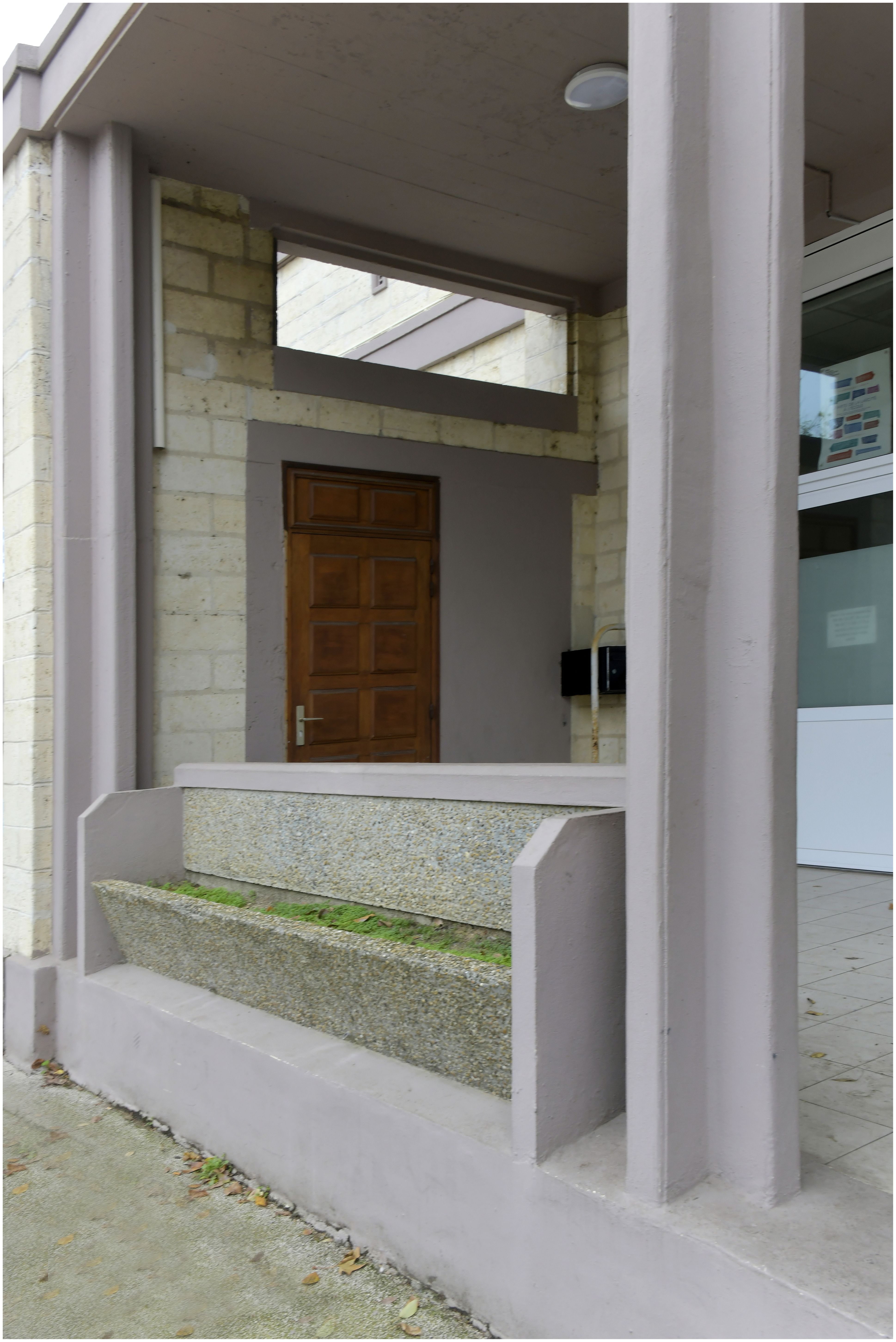 Façade sur l’avenue des sports. Entrée de l’école élémentaire. Détail des jardinières