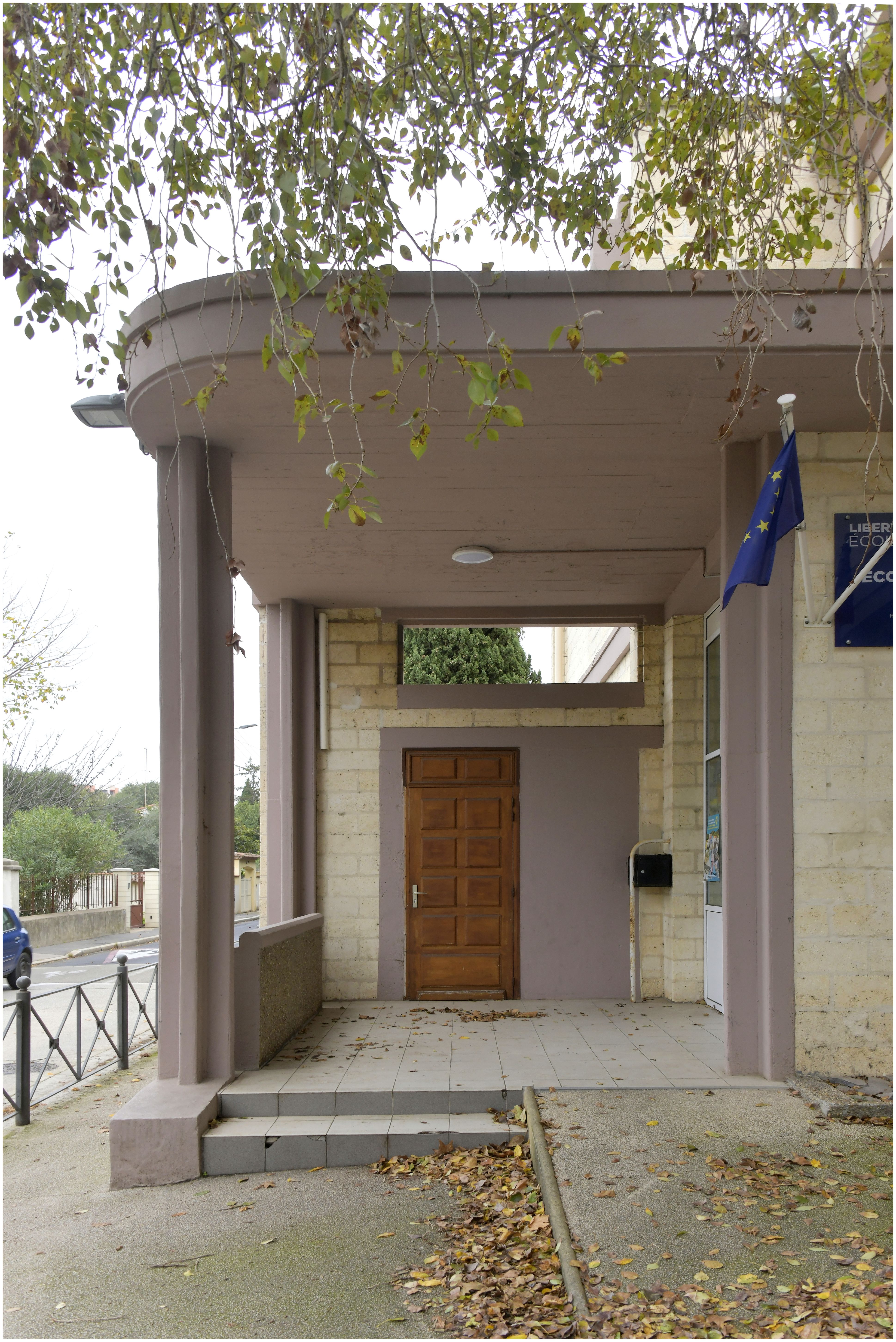 Façade sur l’avenue des sports. Entrée de l’école élémentaire.