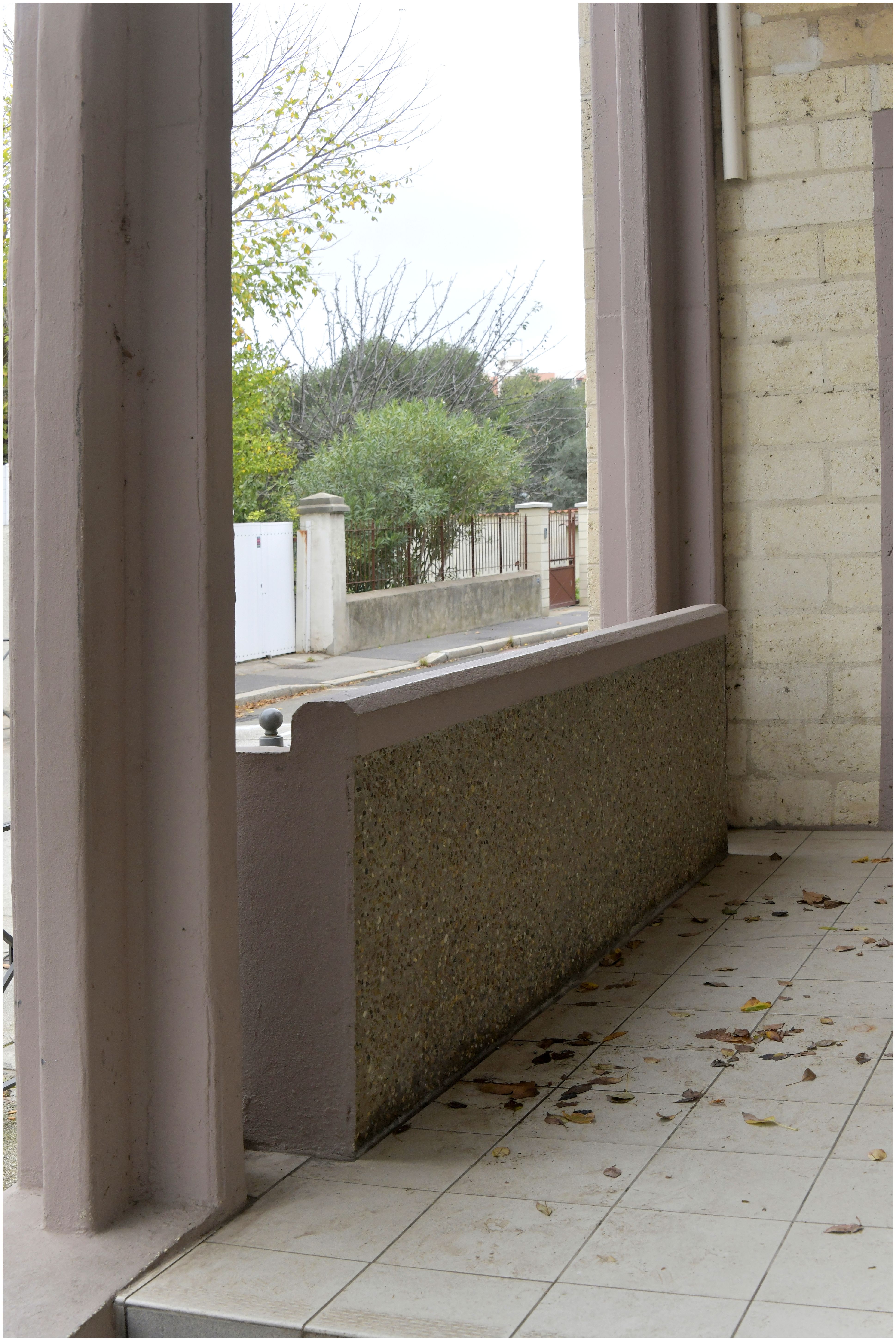Façade sur l’avenue des sports. Entrée de l’école élémentaire. Détail des jardinières