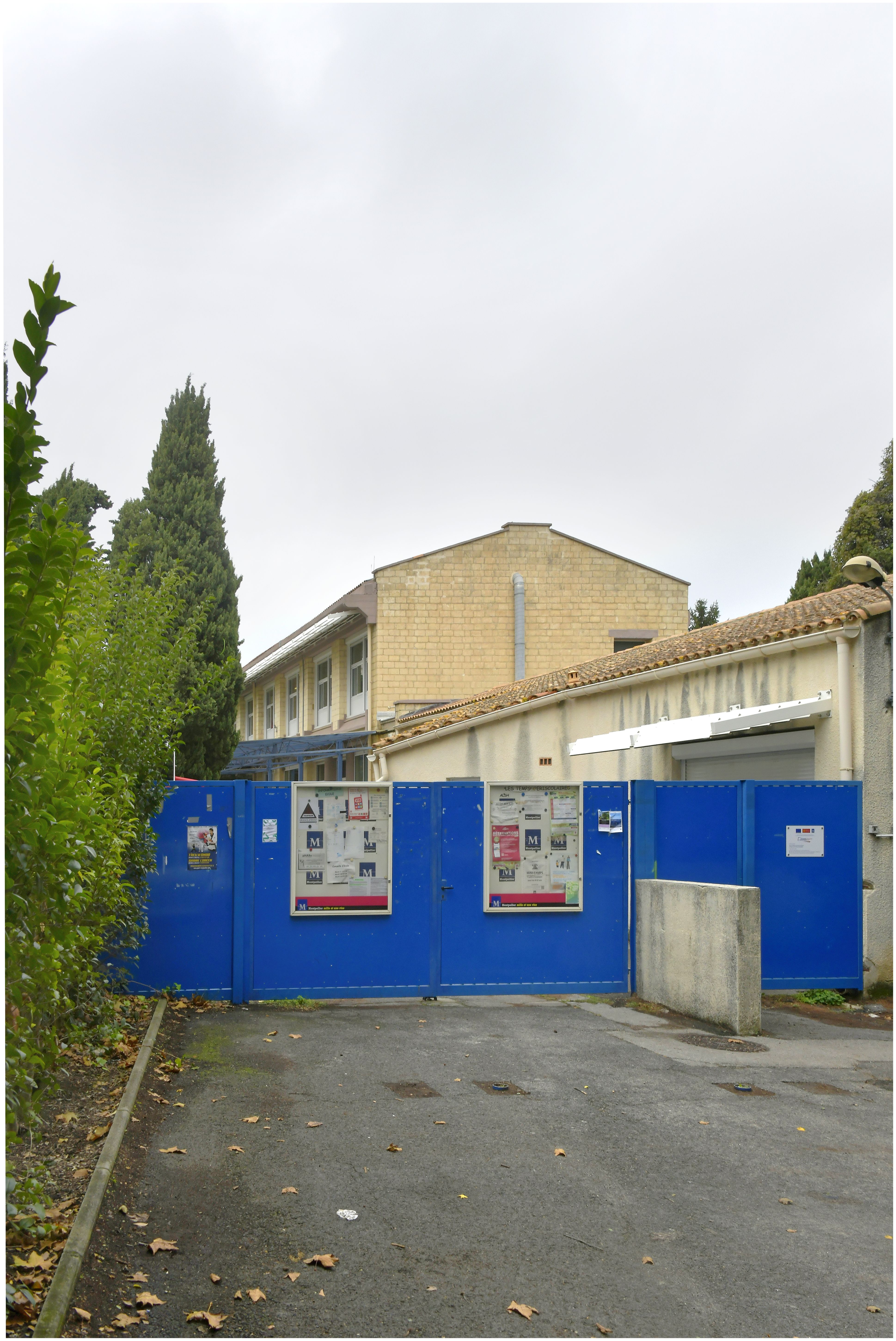Pignon de l’école élémentaire, portail de la cour.