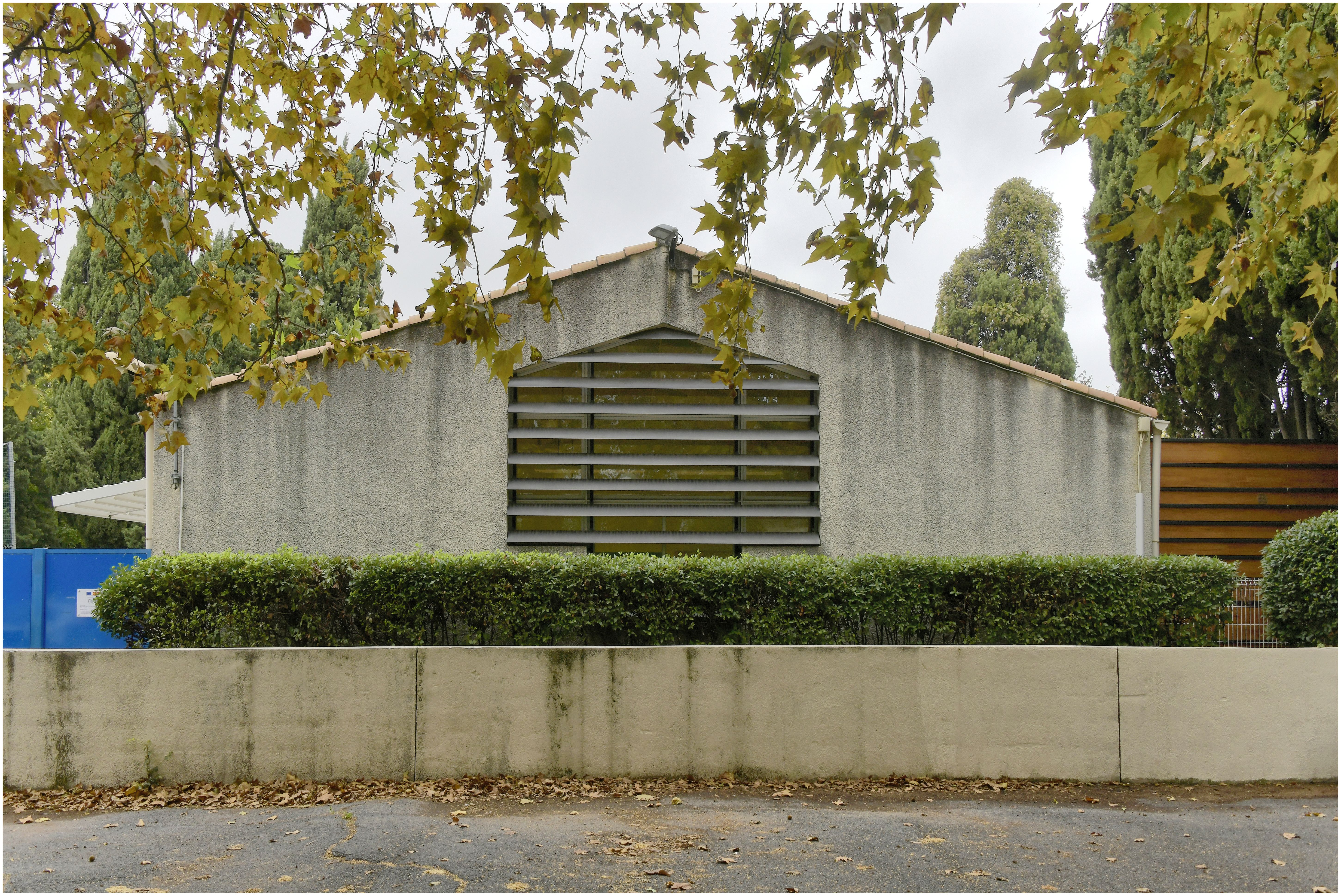 Pignon de l’école élémentaire. Adjonction récente