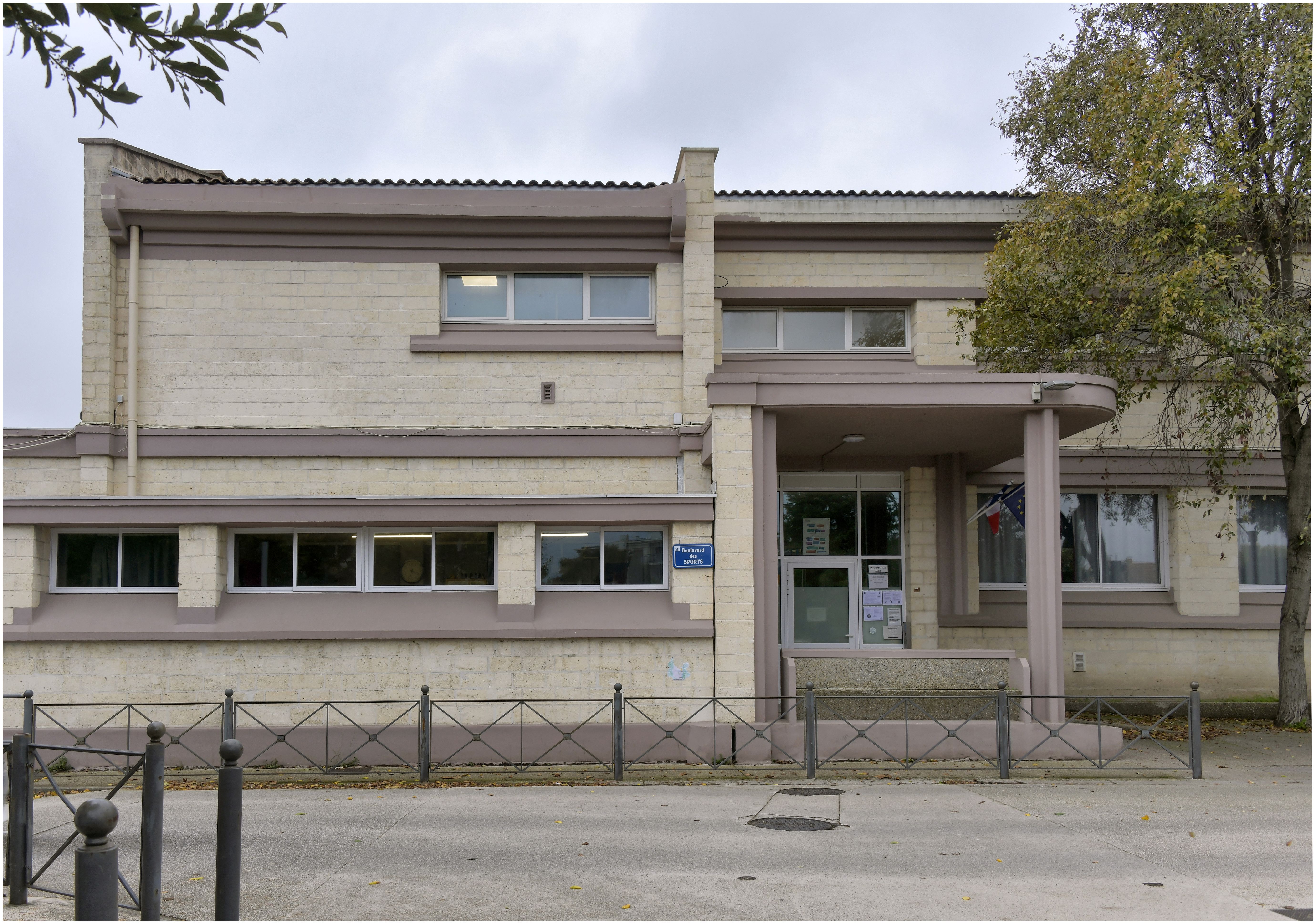 Façade sur l’avenue des sports. Entrée de l’école élémentaire