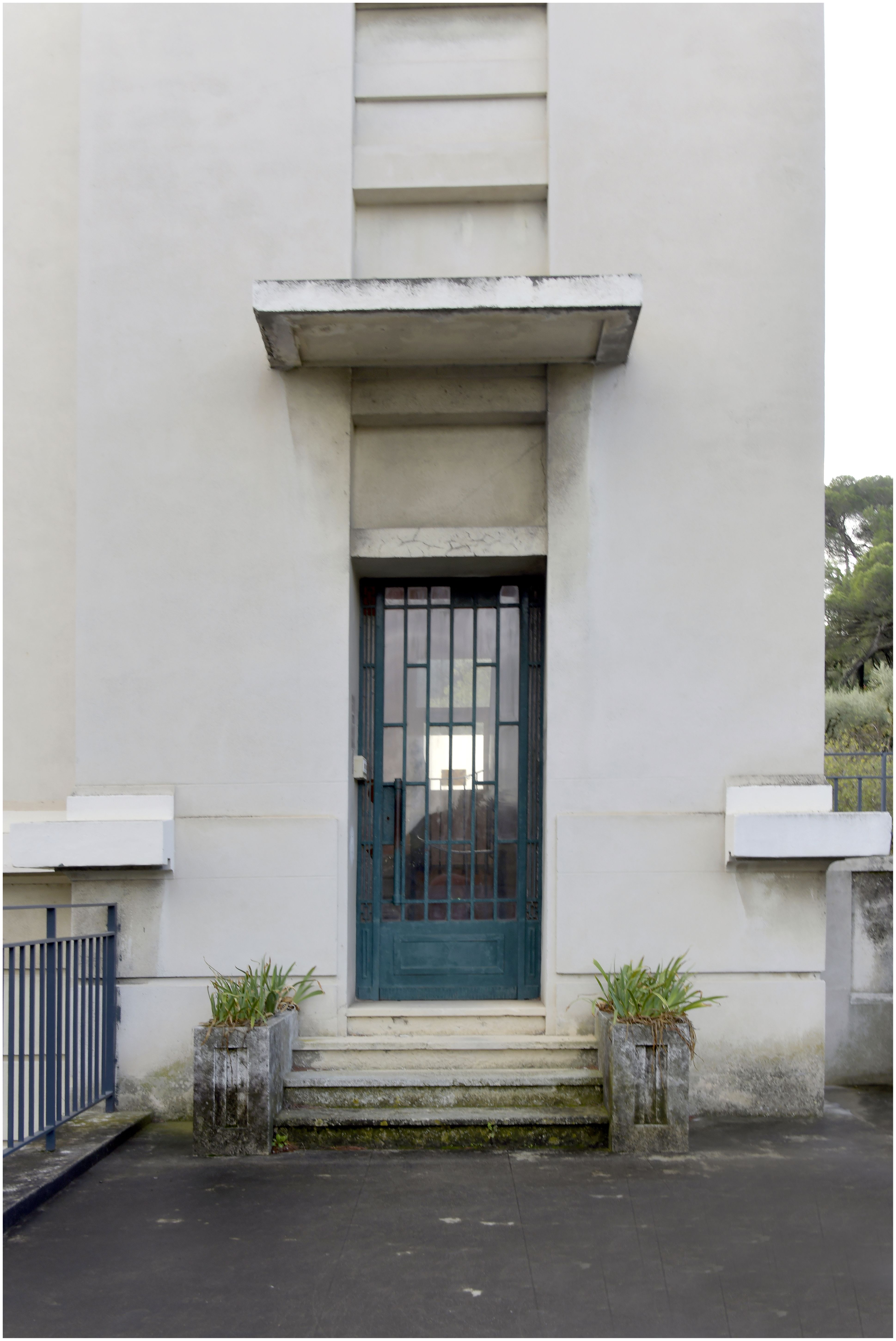 Façade sur la rue. Entrée des logements côté ouest