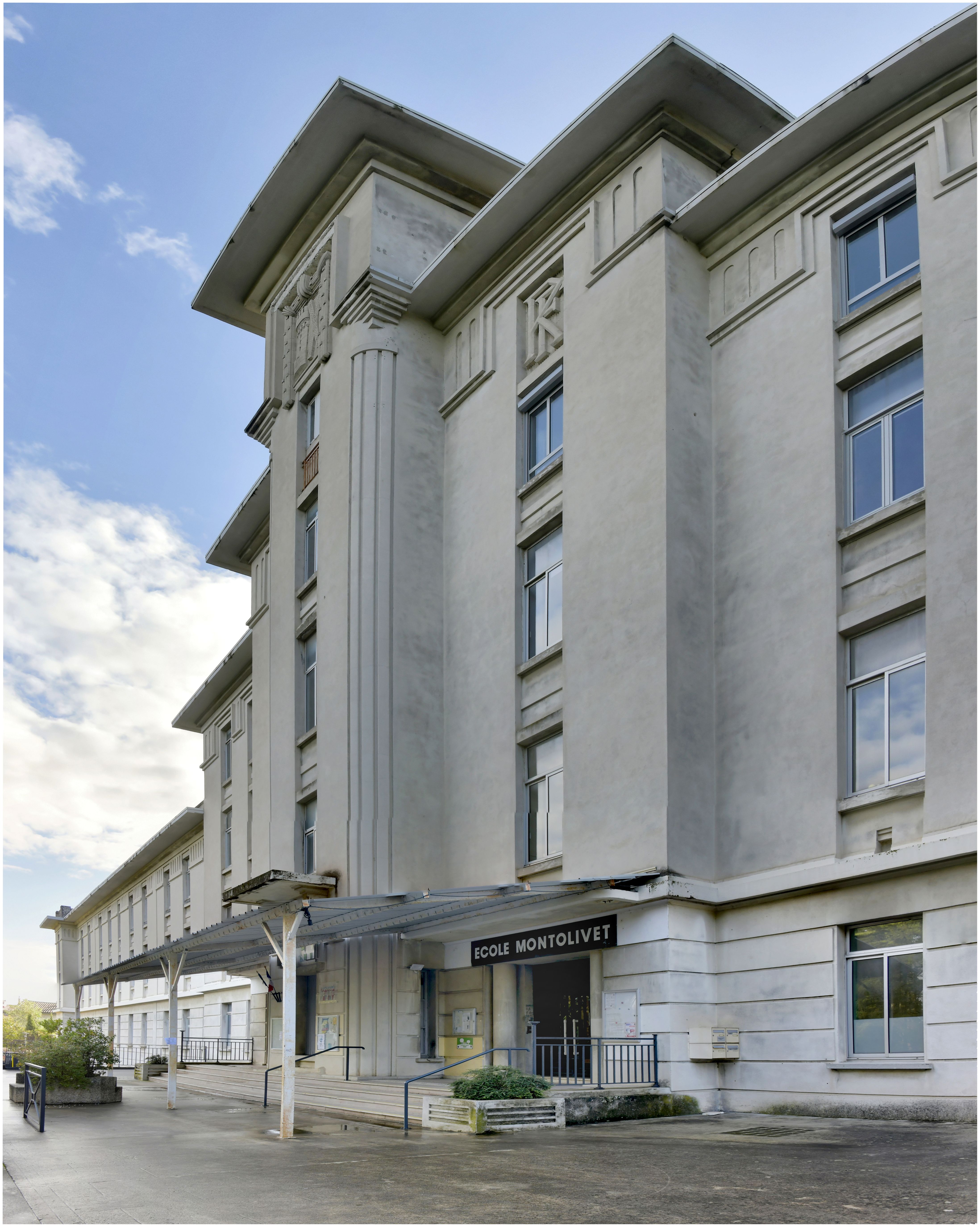 Façade sur la rue. Corps central