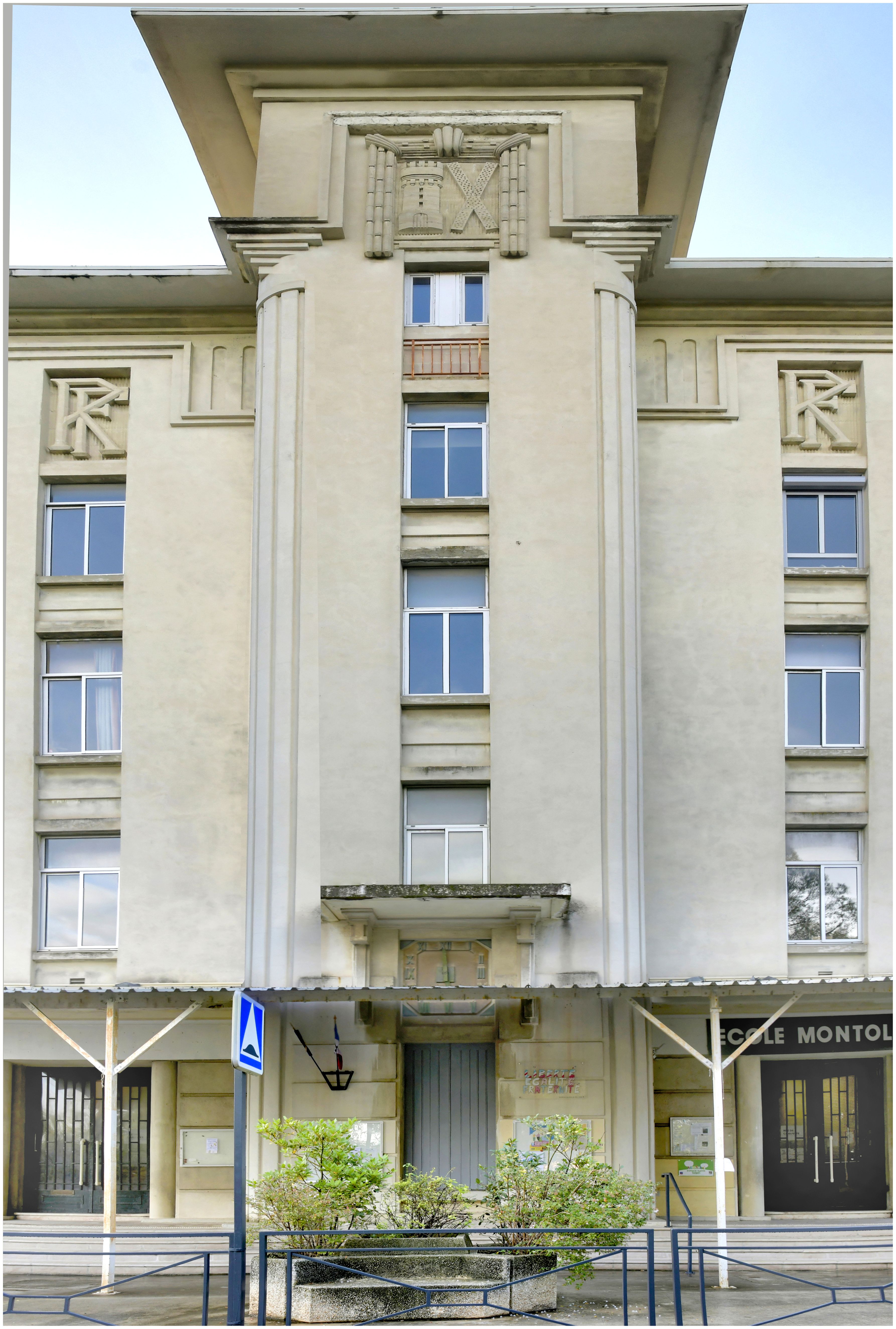 Façade sur la rue. Corps central