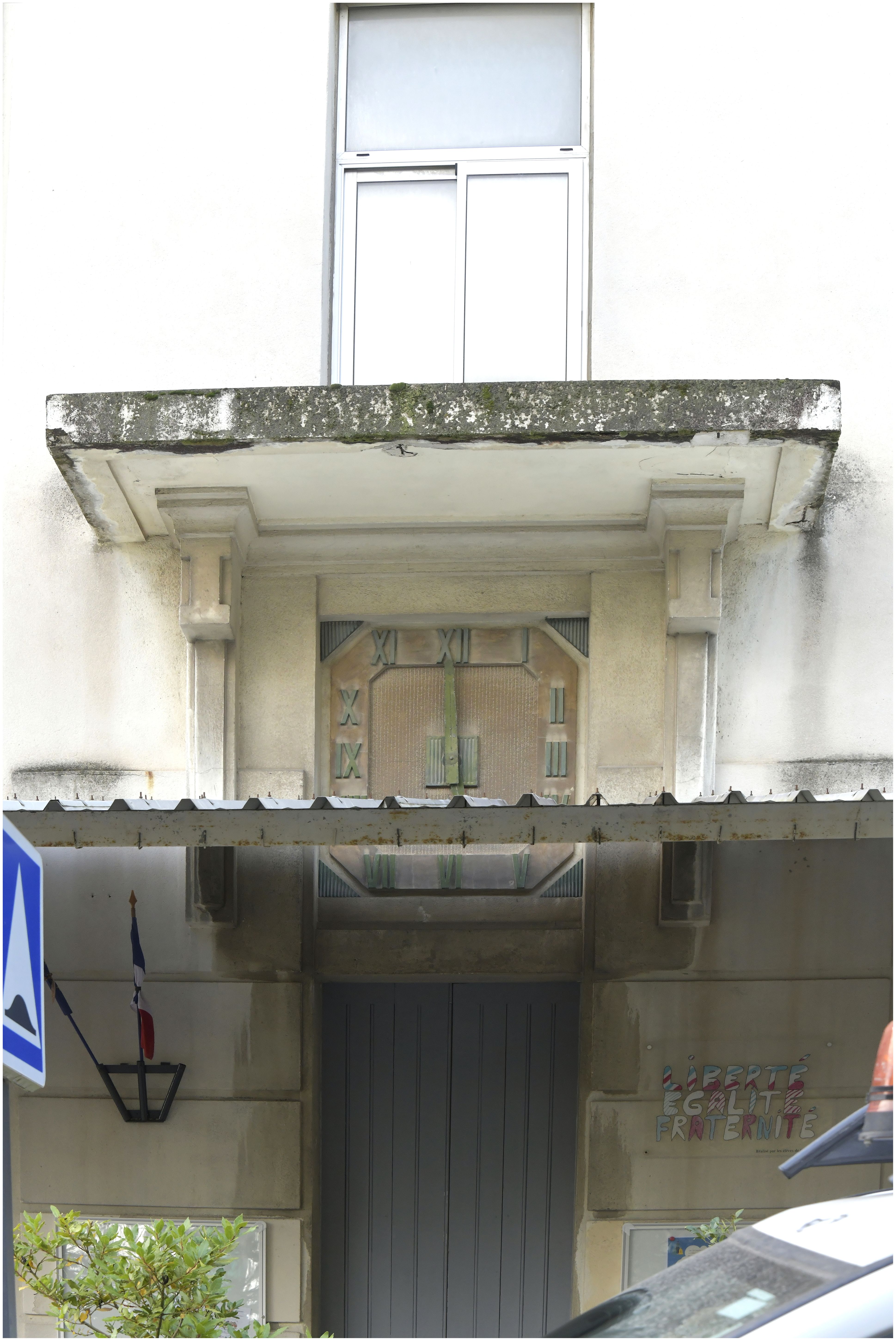 Façade sur la rue. Corps central. Détail de l’horloge